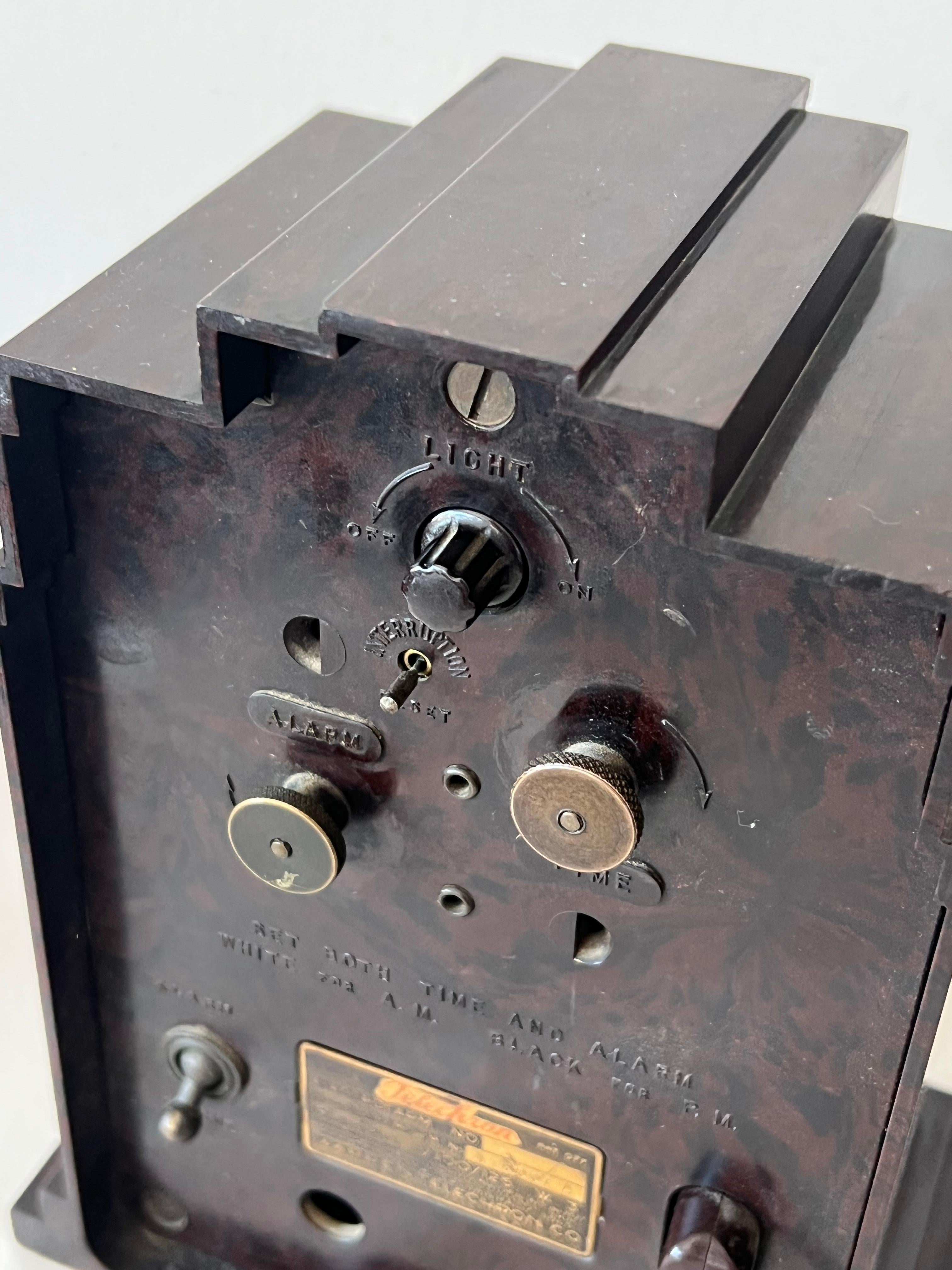 Elettroallarme Telechron d'epoca in stile Art Deco  Orologio da tavolo grattacielo in bachelite in vendita 5