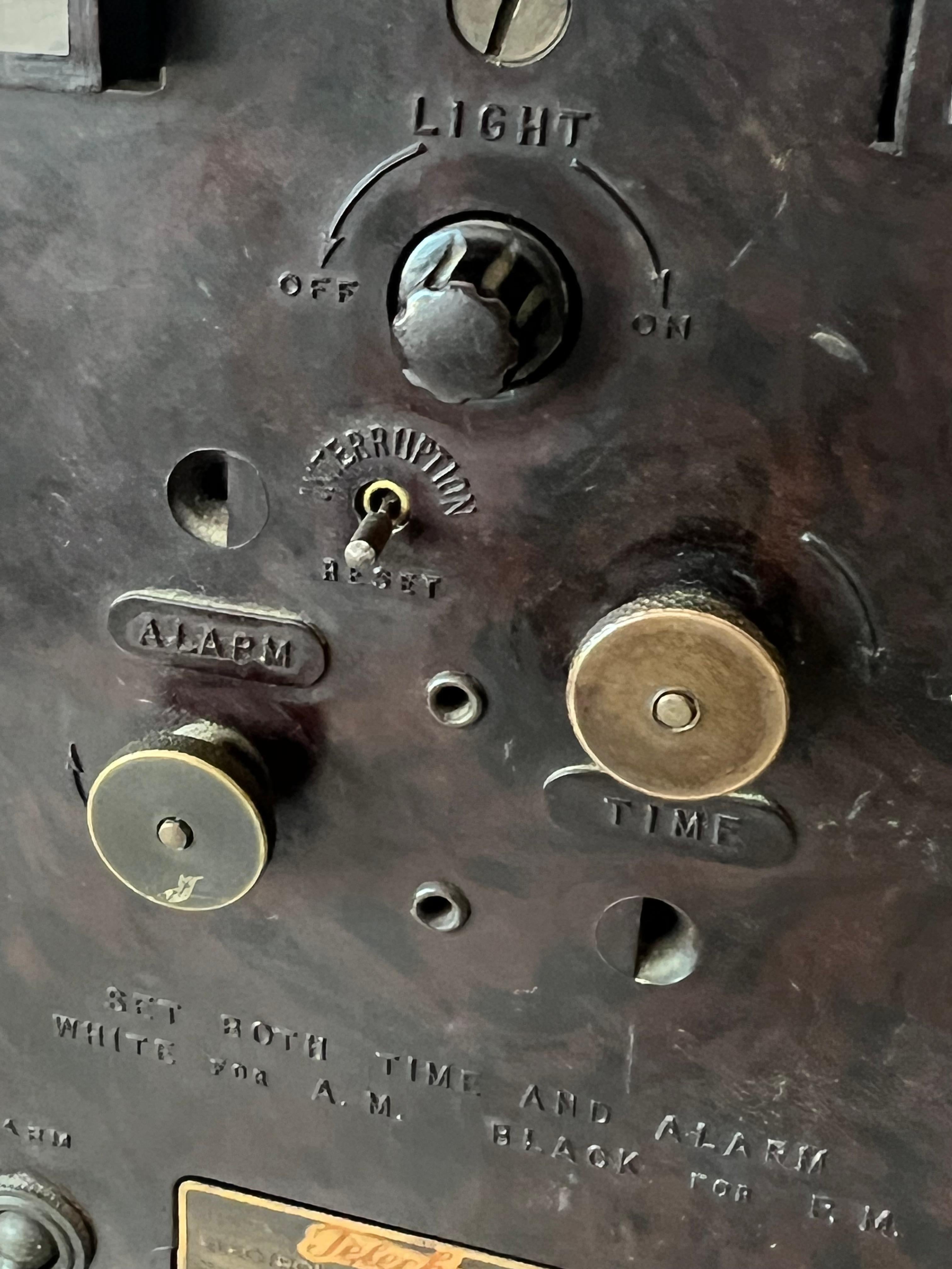 Elettroallarme Telechron d'epoca in stile Art Deco  Orologio da tavolo grattacielo in bachelite in vendita 8