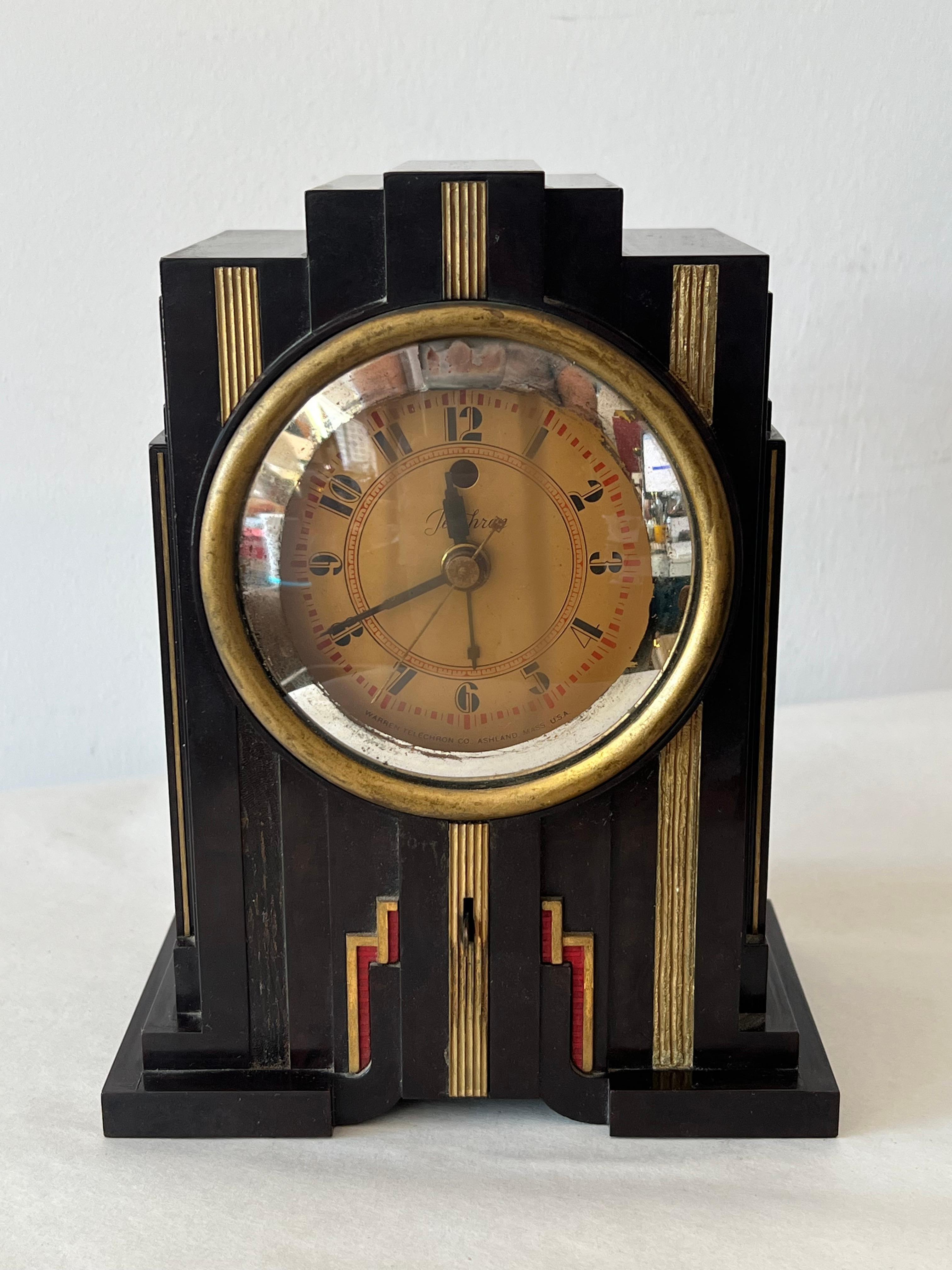 Un bellissimo orologio da tavolo in bachelite Art Deco con sveglia. Modello 700 prodotto negli anni '30 circa. In ottime condizioni originali, l'orologio è funzionante e la sveglia funziona, anche se non è stata testata per verificarne la