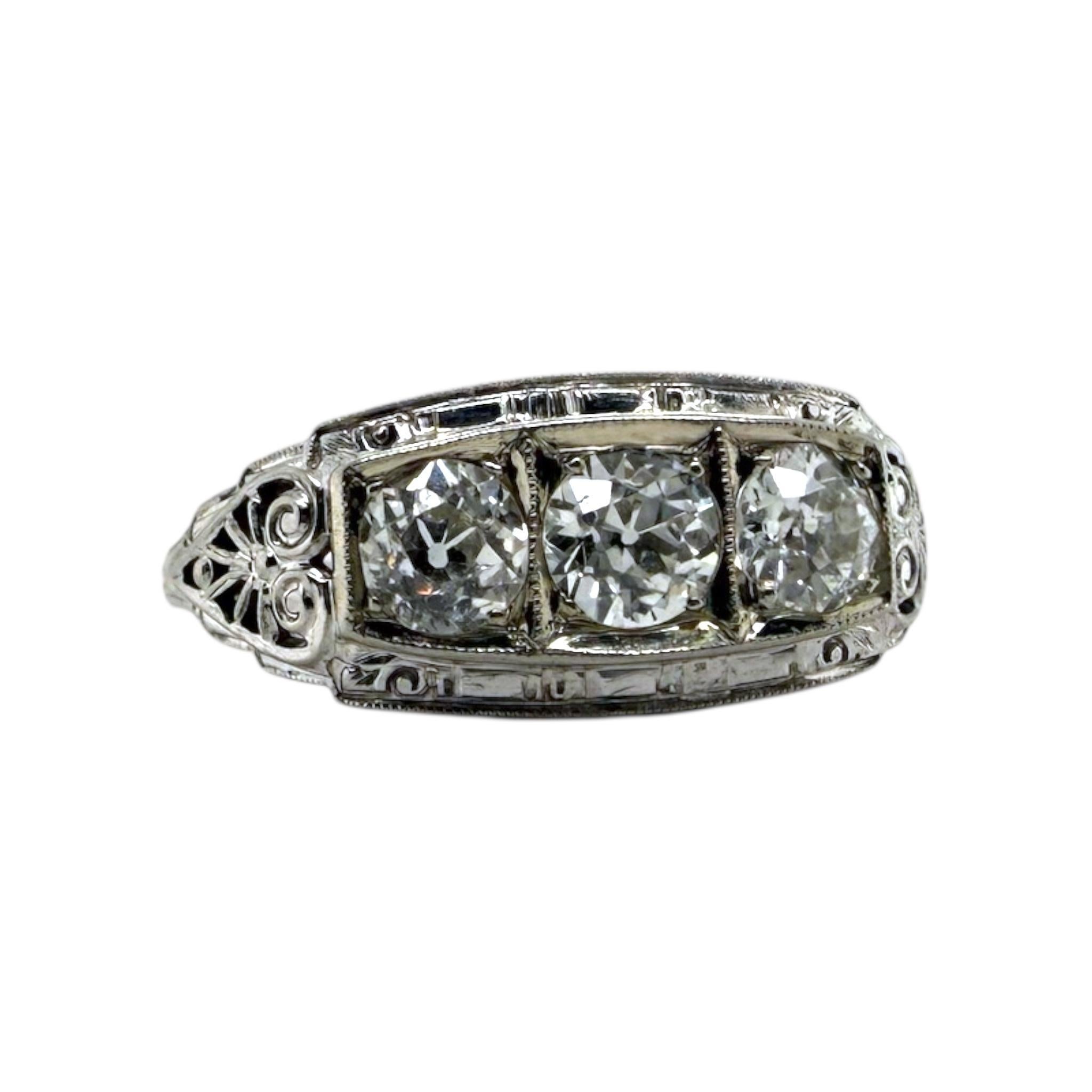 Anello vintage con tre pietre di diamante antico taglio europeo in stile Art of Vintage In condizioni ottime a Montgomery, AL