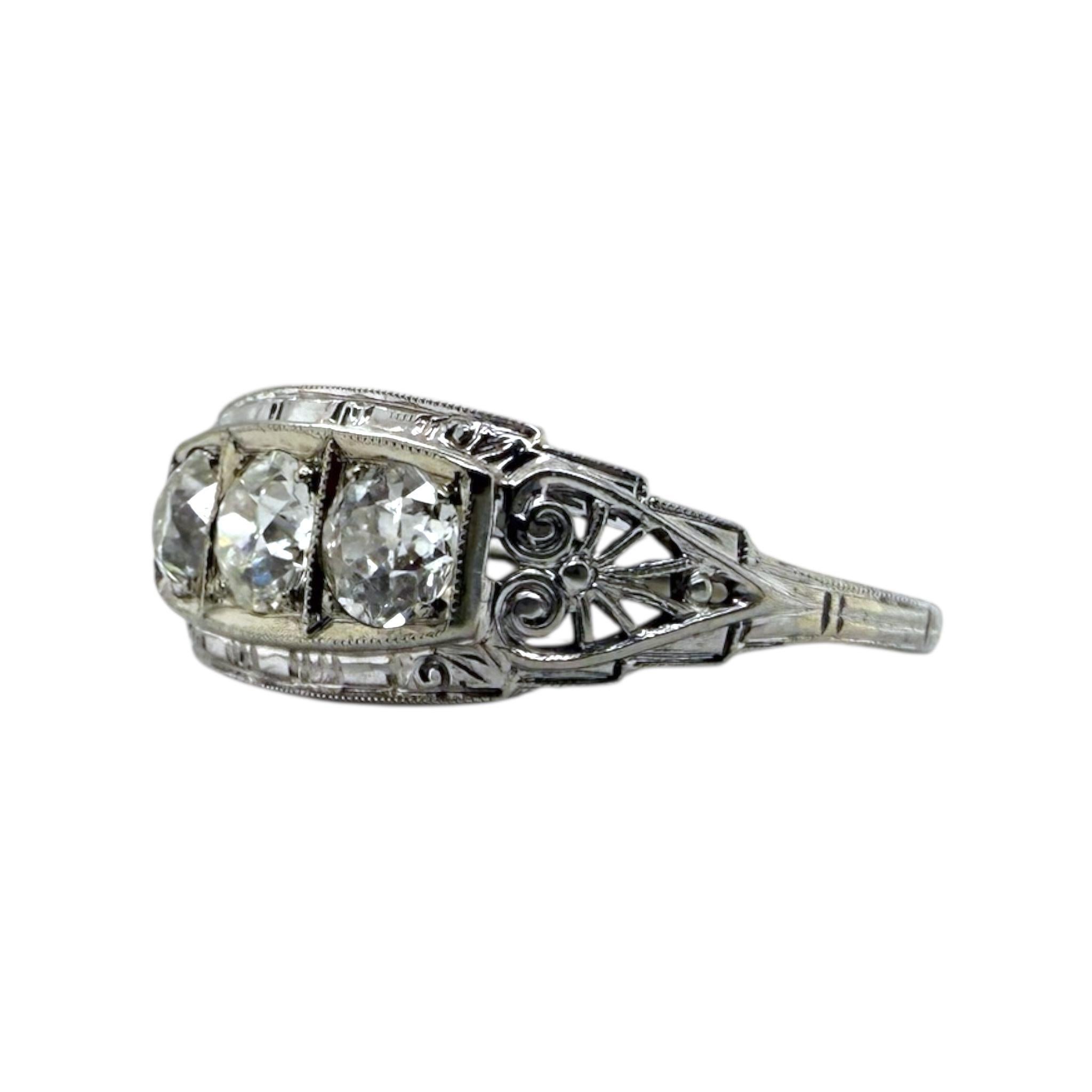 Anello vintage con tre pietre di diamante antico taglio europeo in stile Art of Vintage 1
