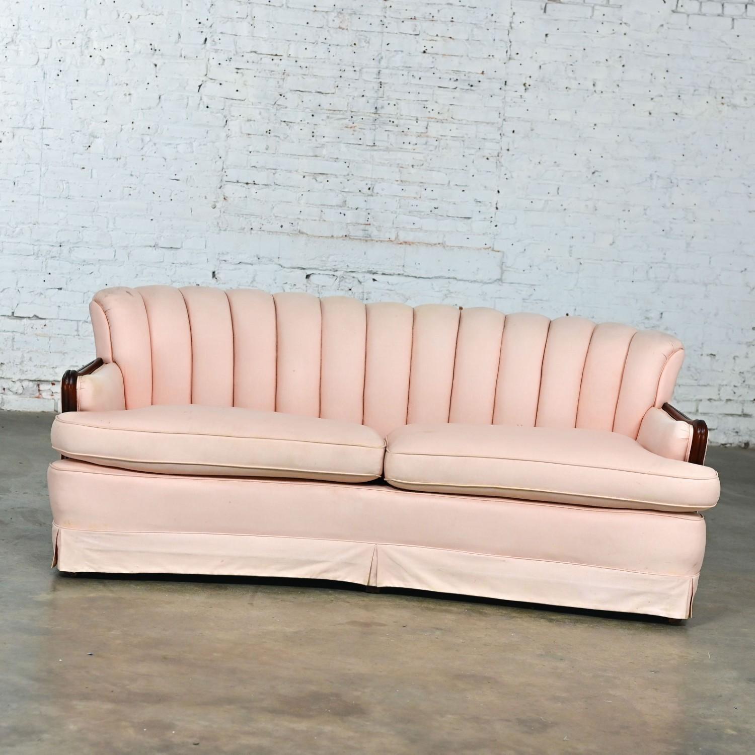 Splendido divano vintage con schienale incanalato in stile Art Deco o Art Nouveau rosa con braccioli in noce, solo la struttura. In ottime condizioni, tenendo presente che si tratta di un prodotto vintage e non nuovo, quindi presenta segni di