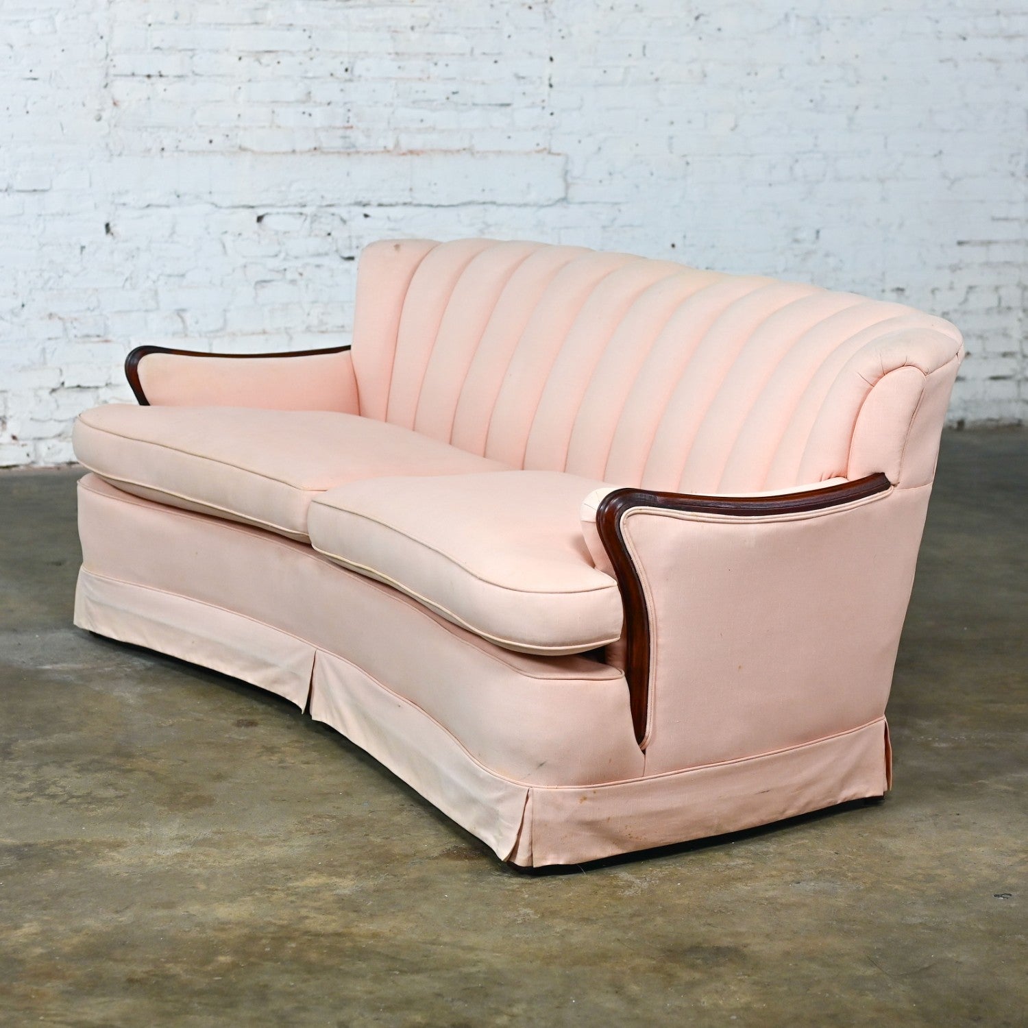 XX secolo Vintage Art Deco - Art Nouveau Divano con schienale incanalato rosa Solo braccioli in noce in vendita