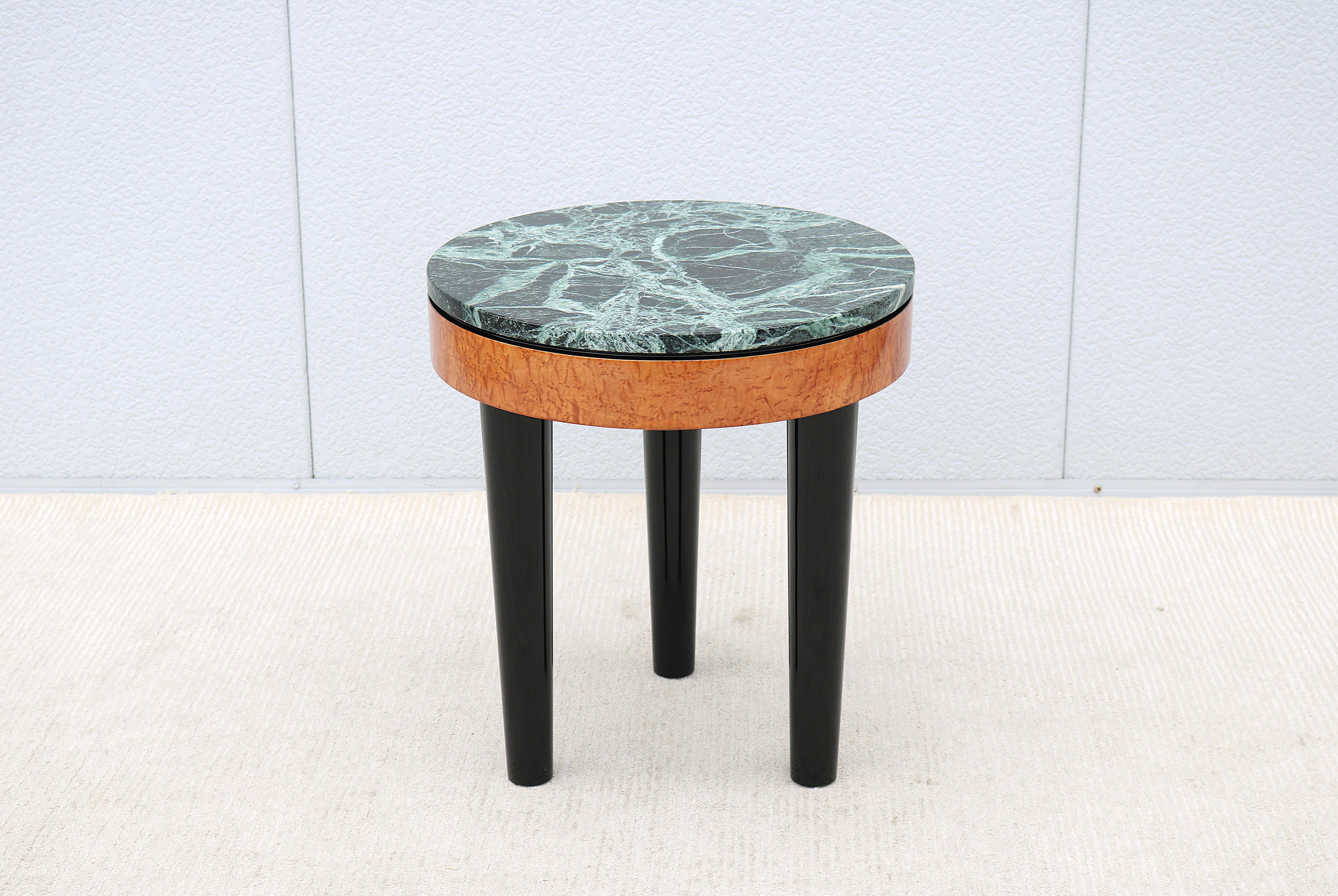 Vintage Art of Vintage table d'appoint/table de lampe ronde en bois de ronce tripode et marbre.
Conçu par Enrique Garcel et fabriqué à la main en Colombie.
Un style classique, intemporel et luxueux inspiré du design du début du 20e siècle.
Cette