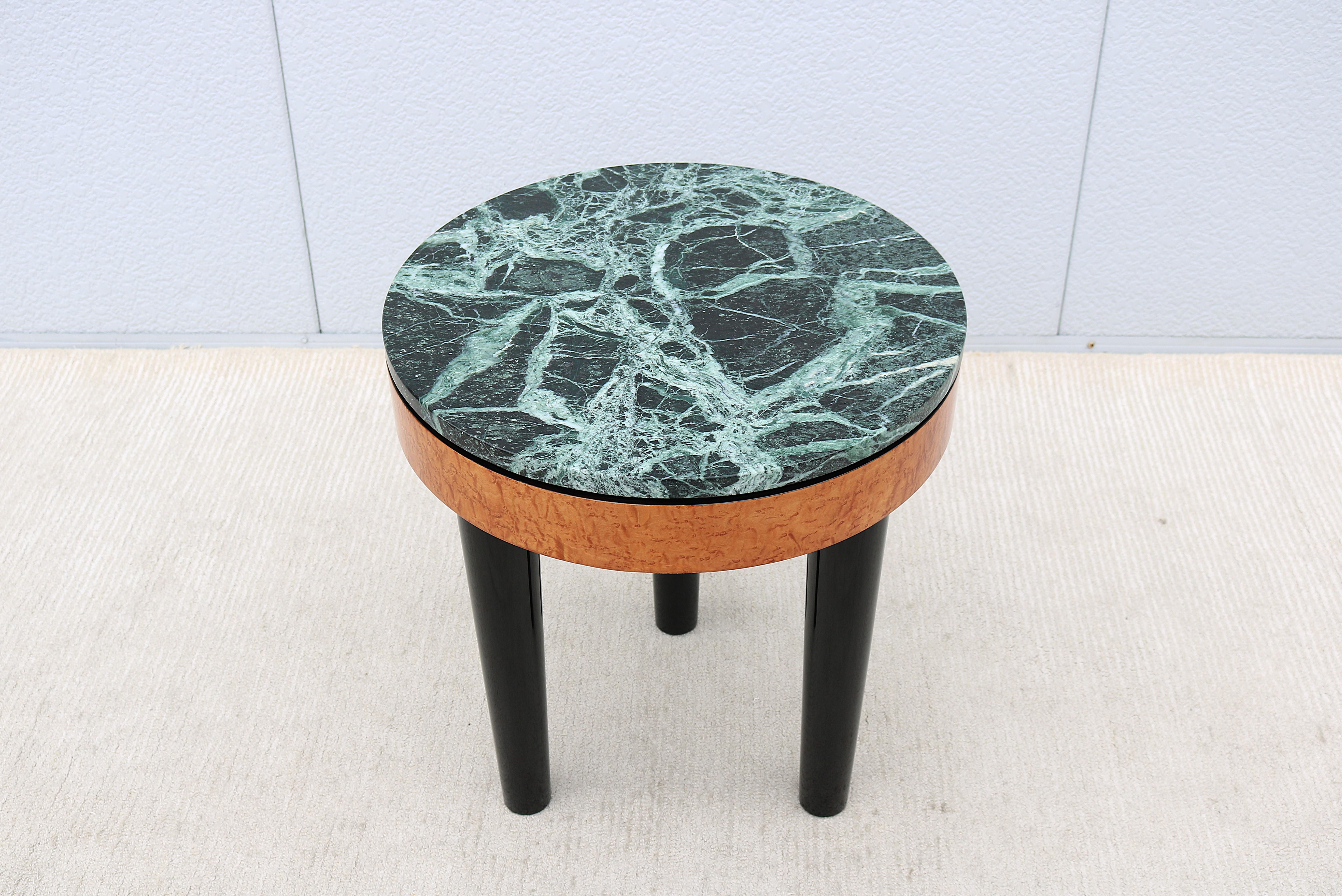 Colombien Table d'appoint vintage Art déco Enrique Garcel à trois pieds en broussin et plateau en marbre vert en vente
