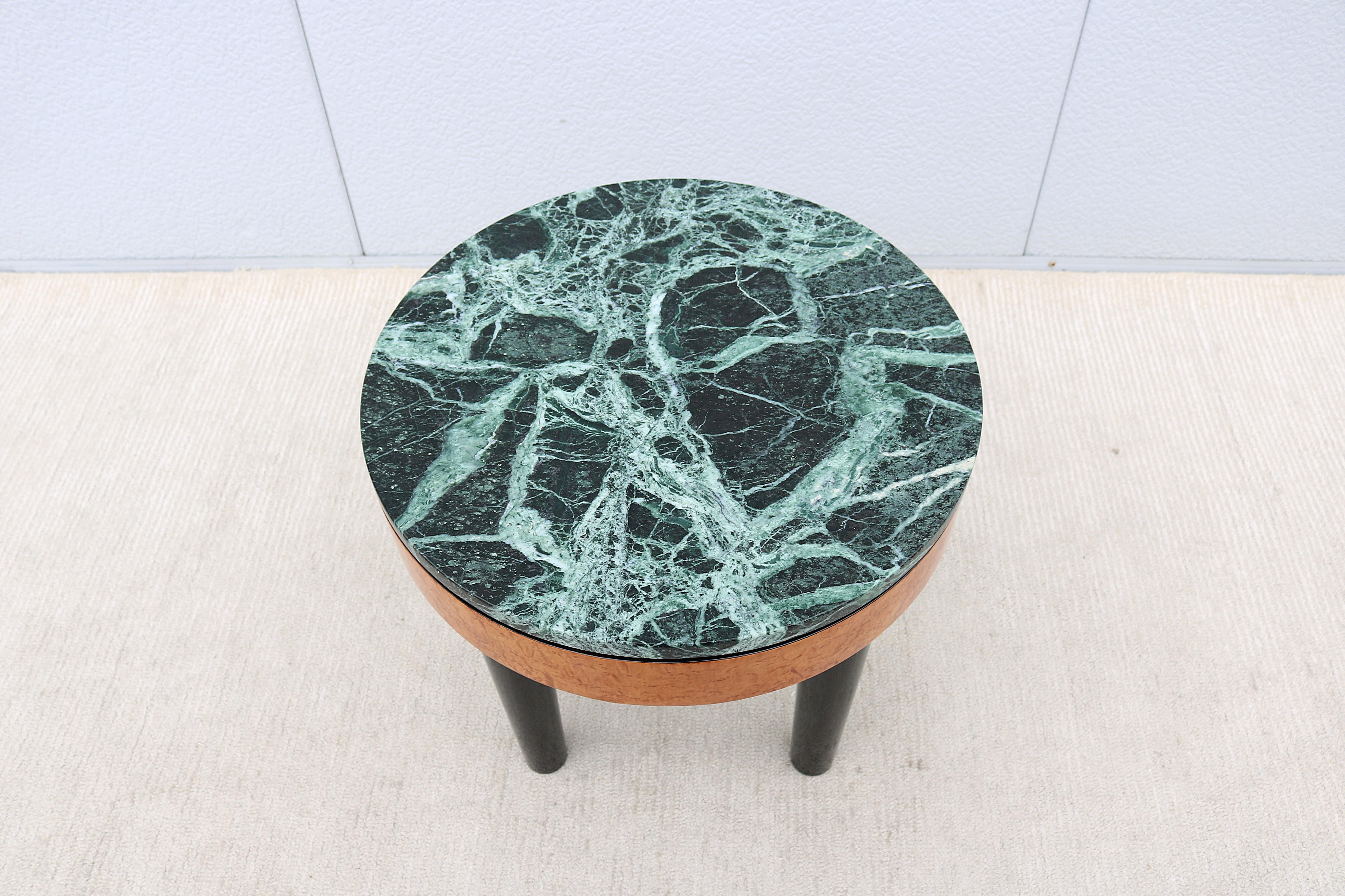 Ébénisé Table d'appoint vintage Art déco Enrique Garcel à trois pieds en broussin et plateau en marbre vert en vente