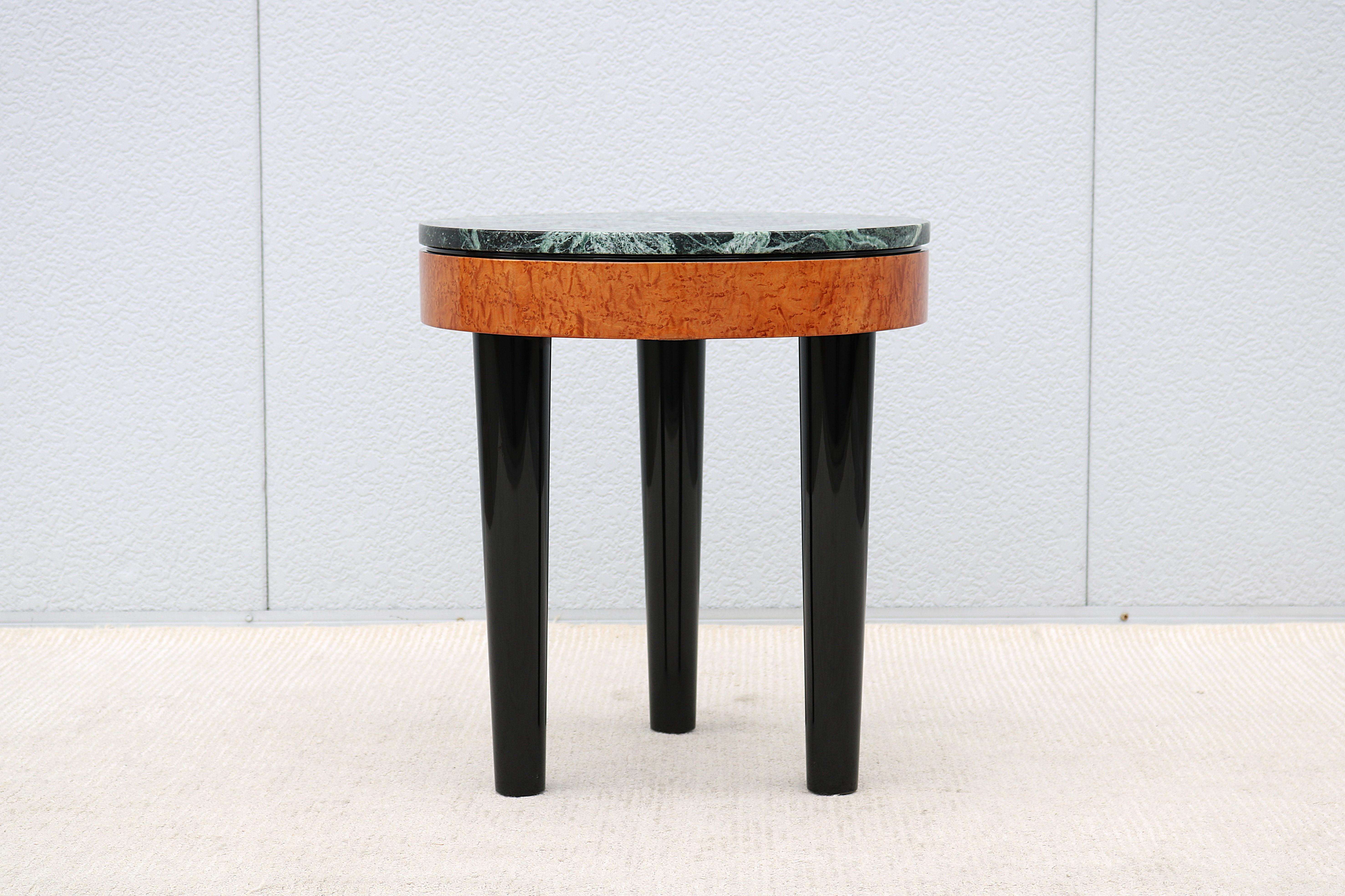 Table d'appoint vintage Art déco Enrique Garcel à trois pieds en broussin et plateau en marbre vert Excellent état - En vente à Secaucus, NJ
