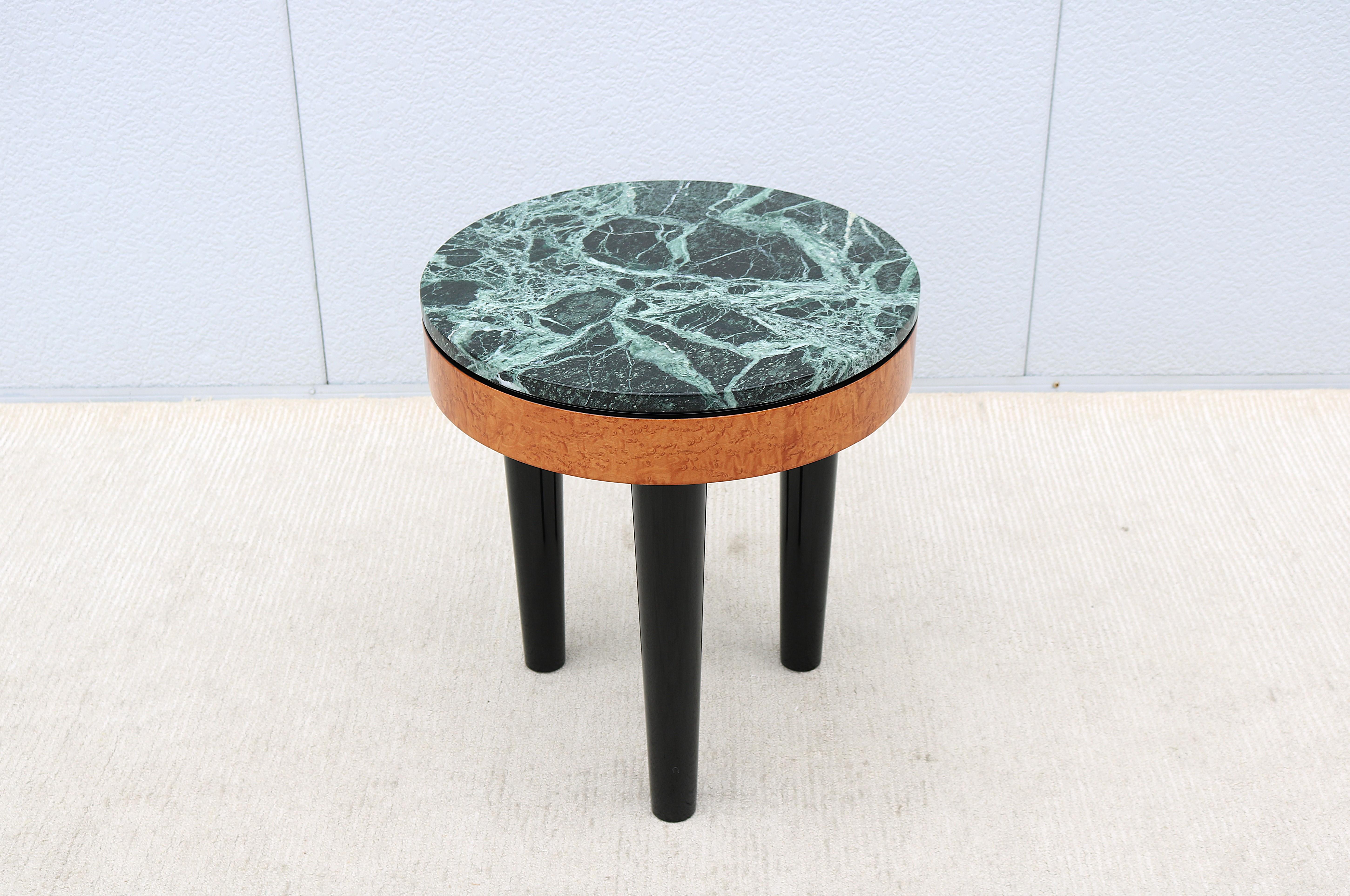 20ième siècle Table d'appoint vintage Art déco Enrique Garcel à trois pieds en broussin et plateau en marbre vert en vente