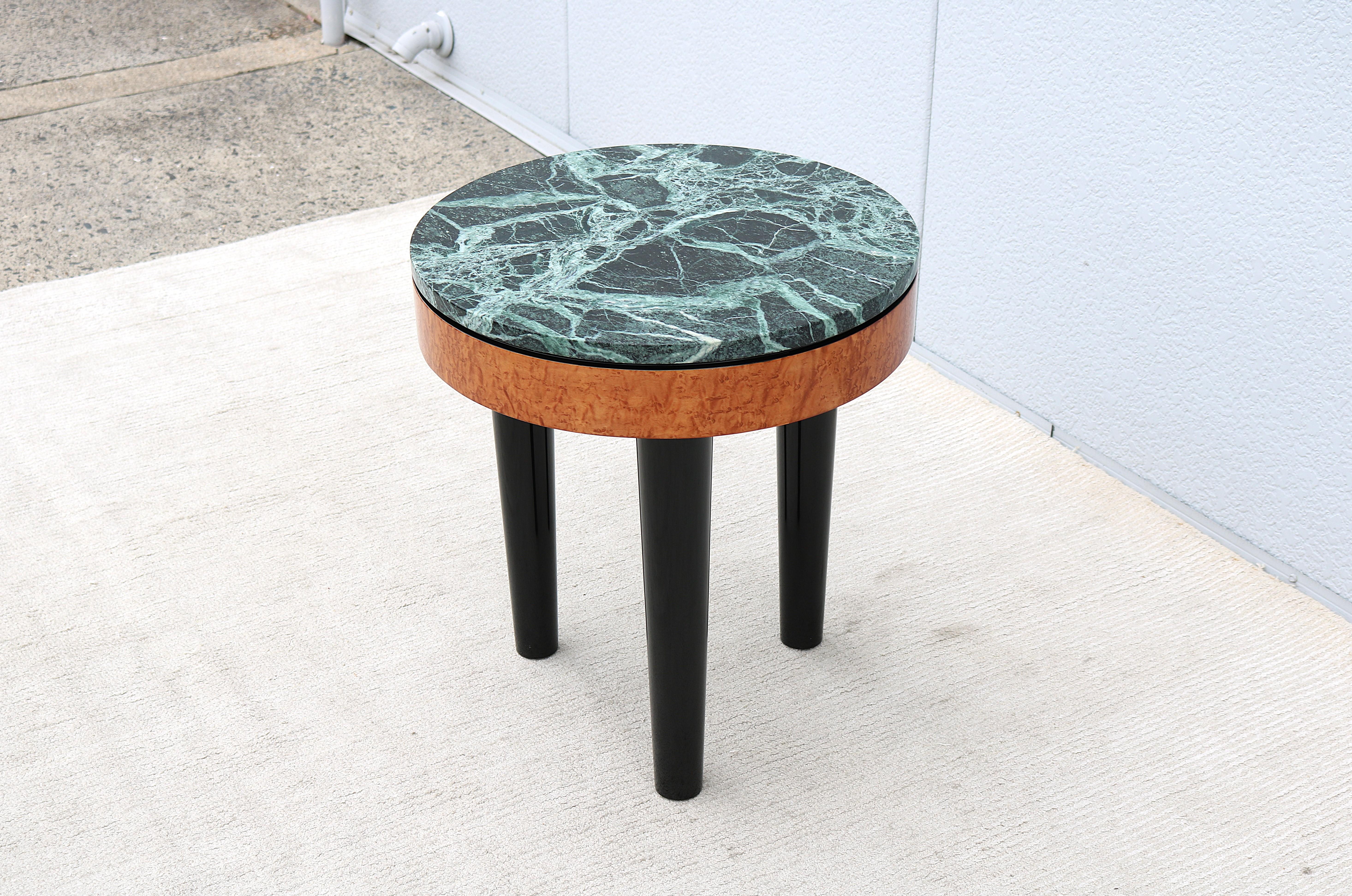 Table d'appoint vintage Art déco Enrique Garcel à trois pieds en broussin et plateau en marbre vert en vente 2
