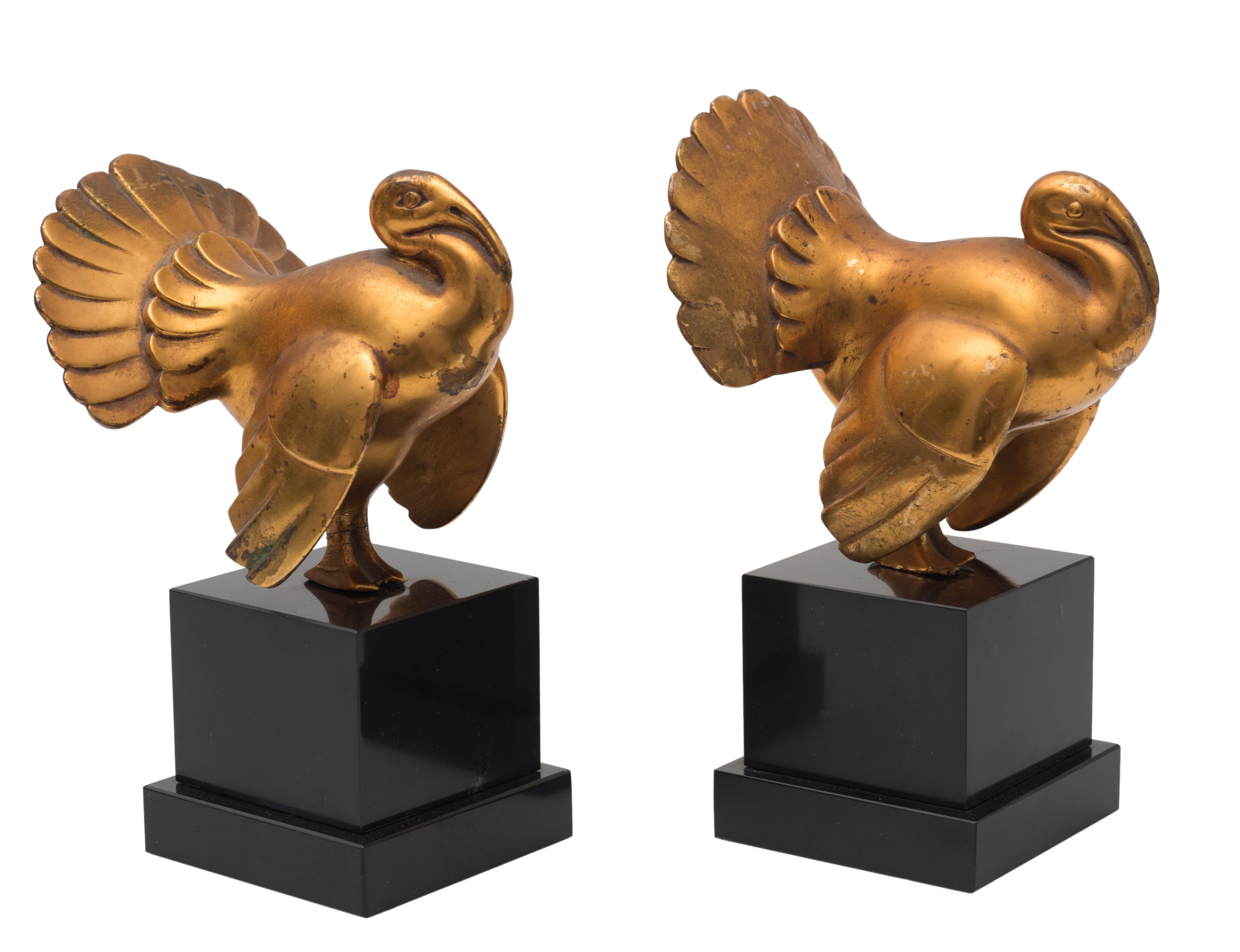 These Turkeys bookends are a vintage couple of gilded metal bookends realized in the 1920s by Italian manufacture.

Original decorative objects realized in gilded metal and black marble base.

This object is shipped from Italy. Under existing