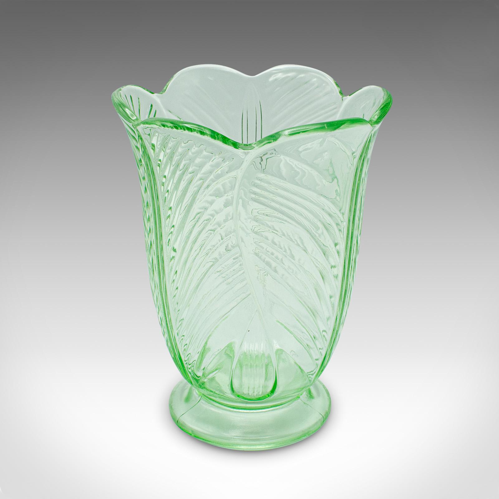 
Questo è un vaso Art Deco vintage. Un vaso da fiori in vetro inglese con motivo a tulipano, risalente agli inizi del XX secolo, circa 1930.

Affascinante forma decorativa, con un colore delizioso
Presenta una patina invecchiata desiderabile e in