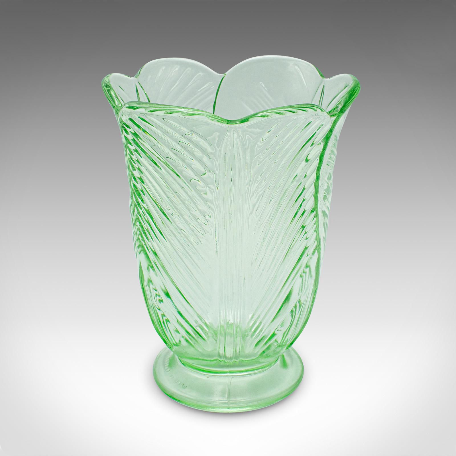 Art Déco Vaso d'epoca Art Deco, inglese, a forma di tulipano, vaso da fiori in vetro, inizio XX secolo in vendita