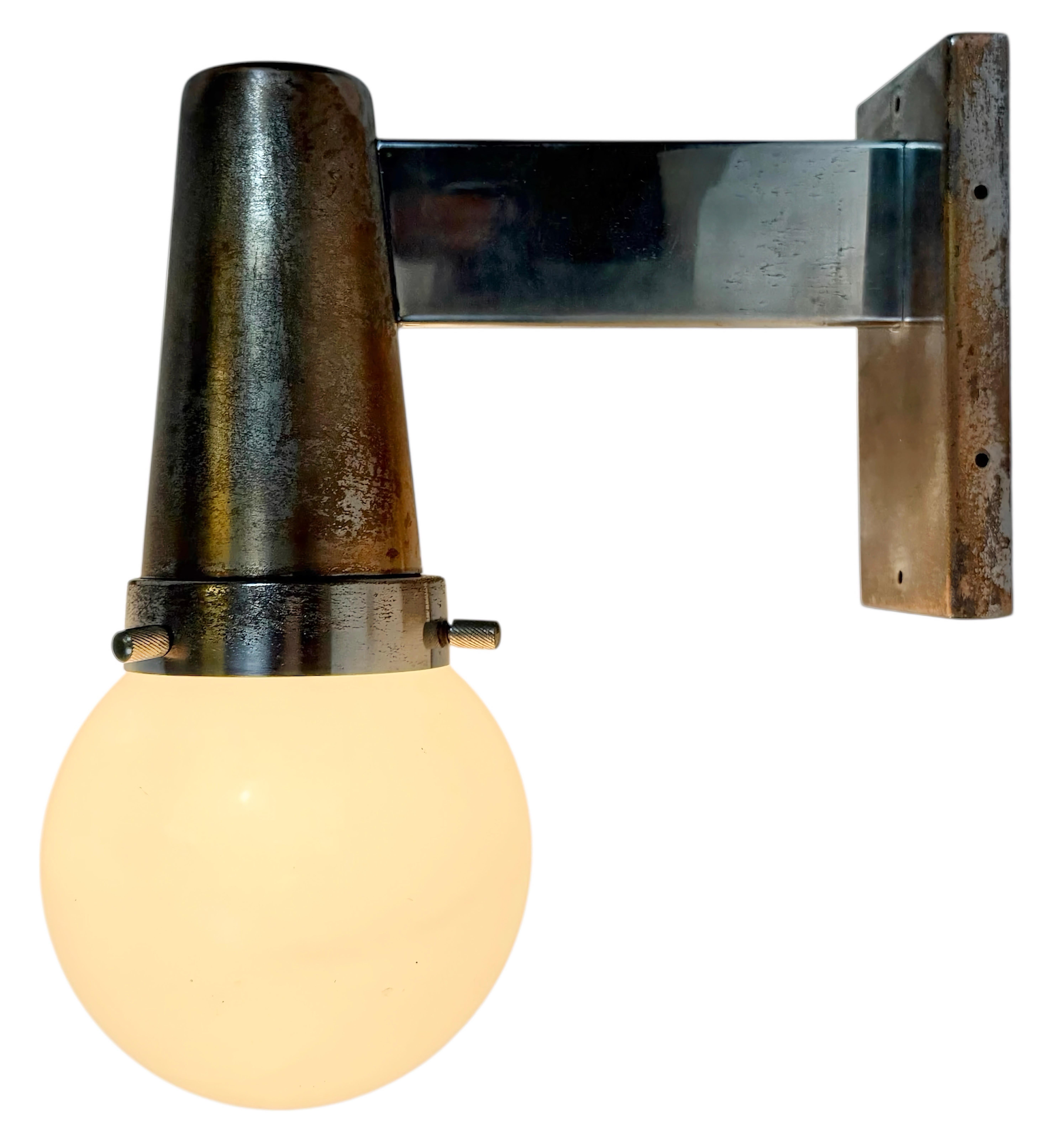 Lampada art deco vintage realizzata nell'ex Cecoslovacchia negli anni Trenta. Presenta un supporto da parete in metallo cromato arrugginito con swich e un coperchio in vetro opalino. L'attacco richiede lampadine standard E27/E 26 ligh. Un nuovo