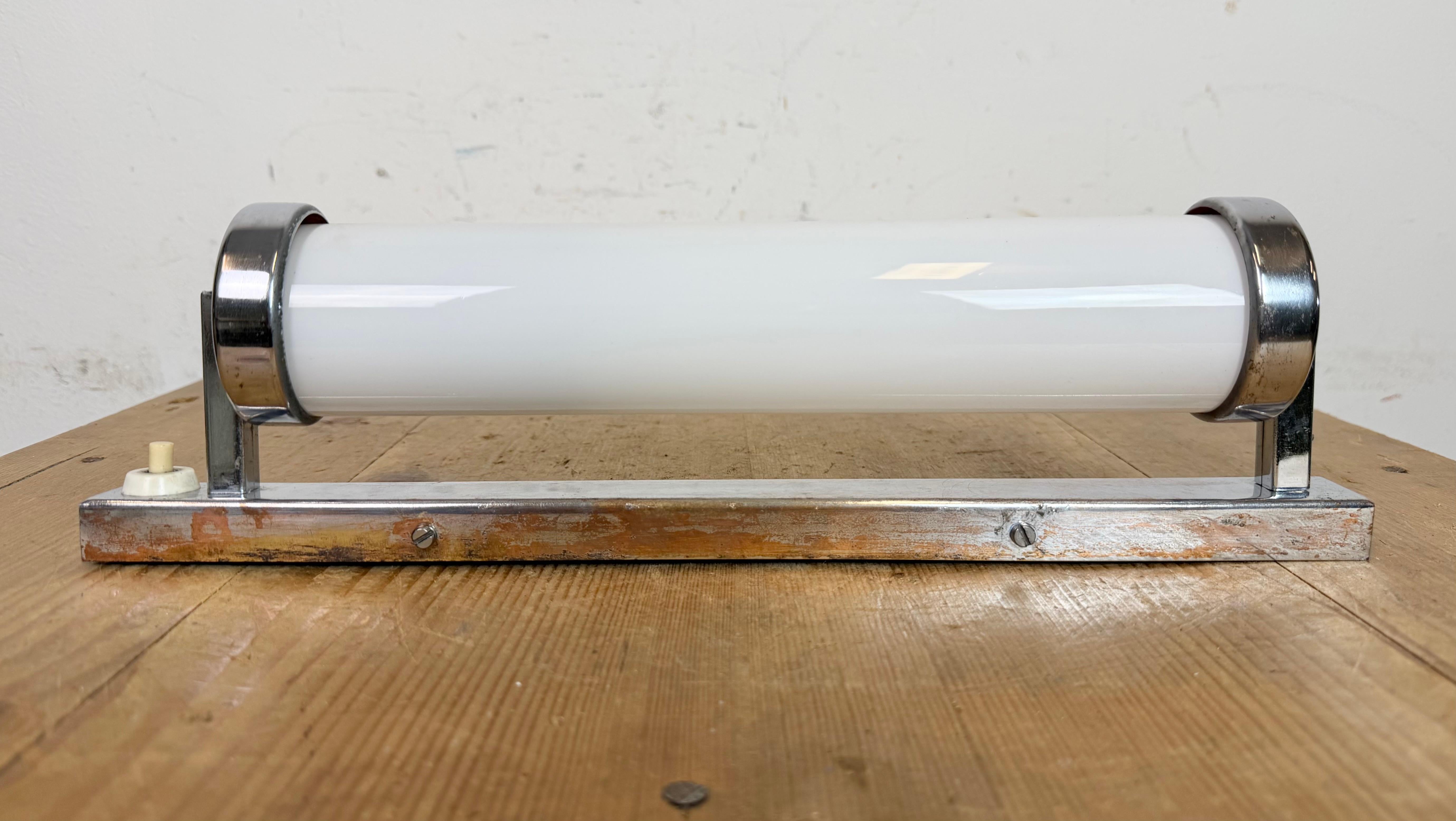 Vintage Art Deco Wall Light with Opal Glass, 1930s Art Decó en venta