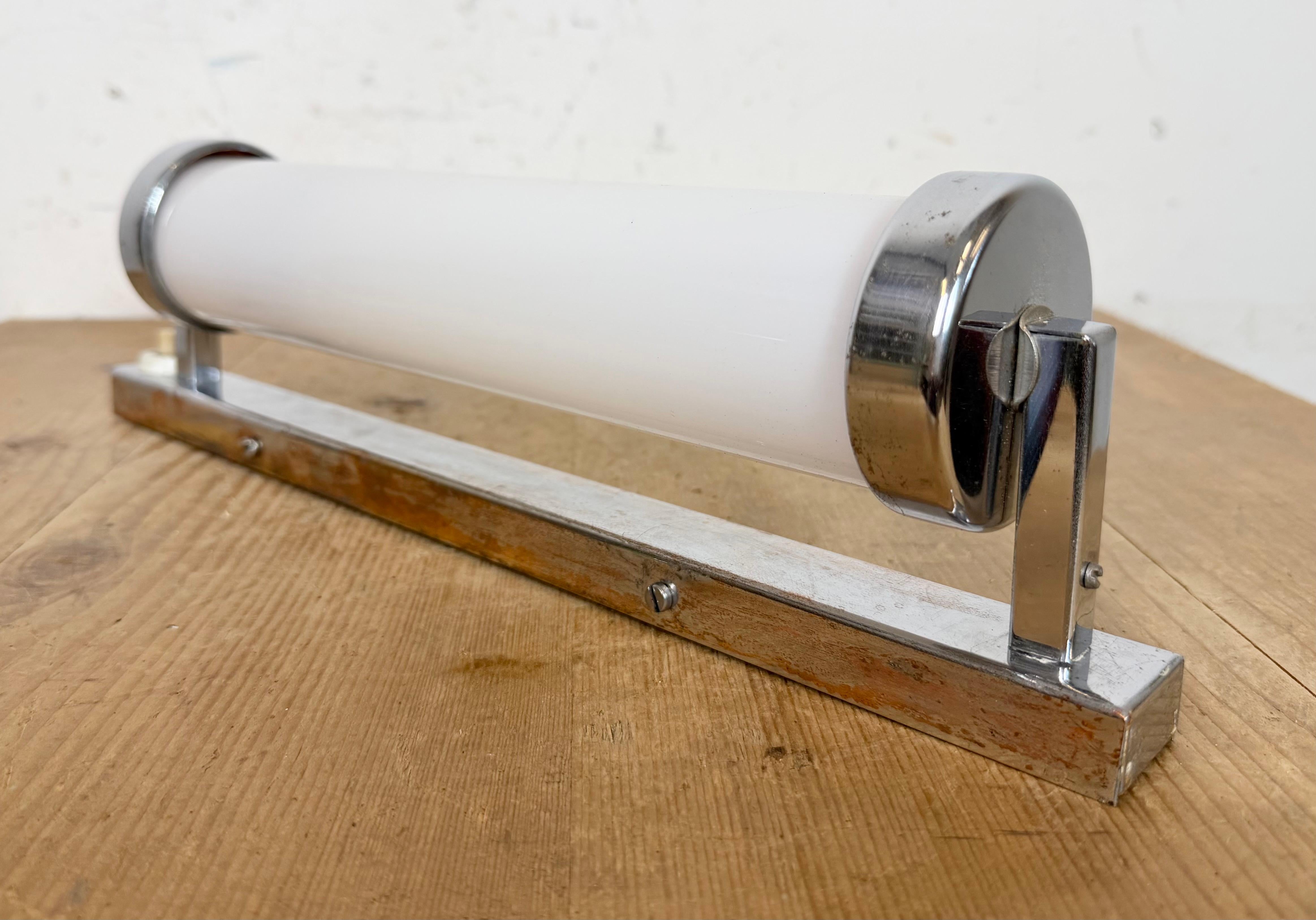 Vintage Art Deco Wall Light with Opal Glass, 1930s Checo en venta