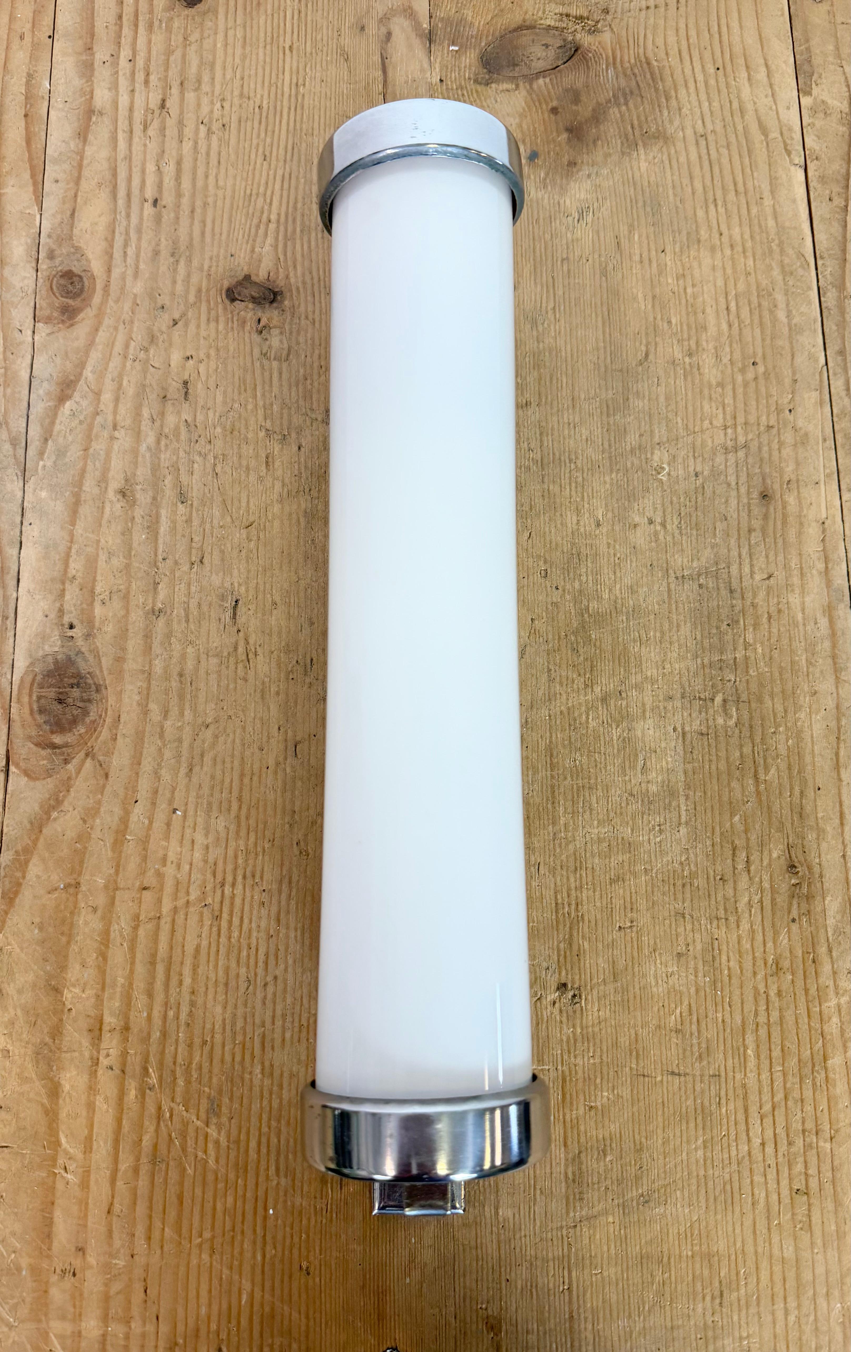 Vintage Art Deco Wall Light with Opal Glass, 1930s mediados del siglo XX en venta