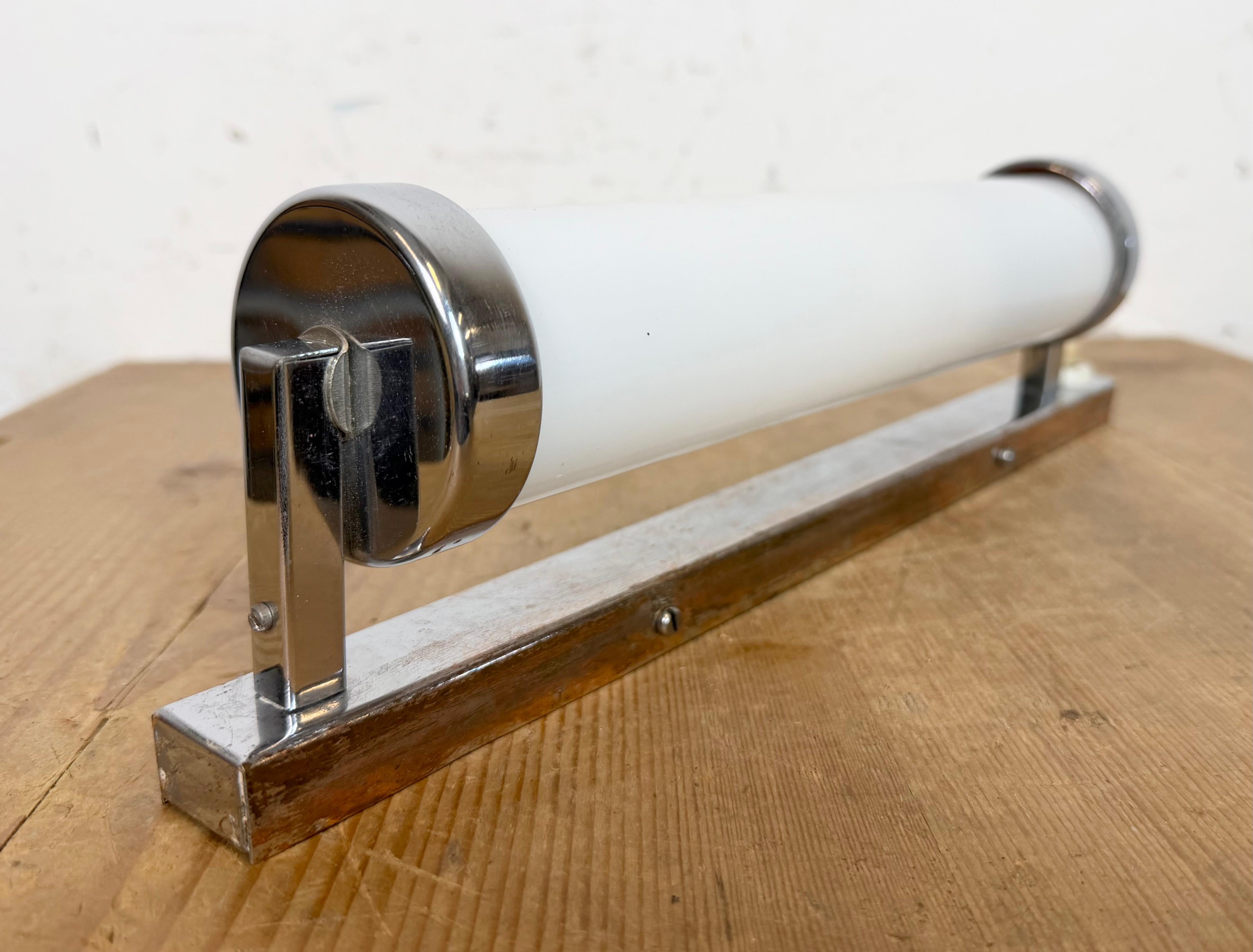 Vintage Art Deco Wall Light with Opal Glass, 1930s Metal en venta