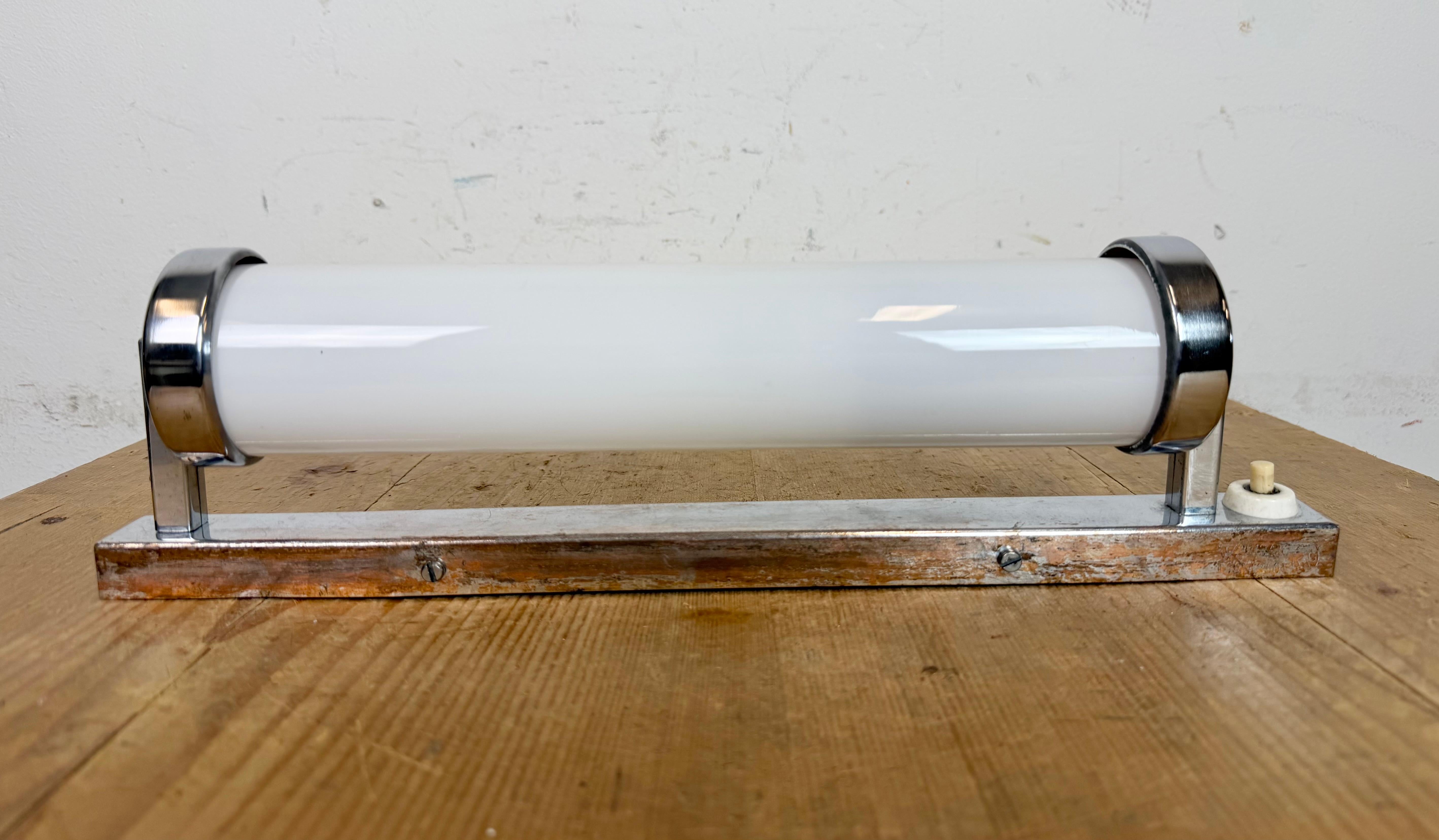 Vintage Art Deco Wall Light with Opal Glass, 1930s en venta 1