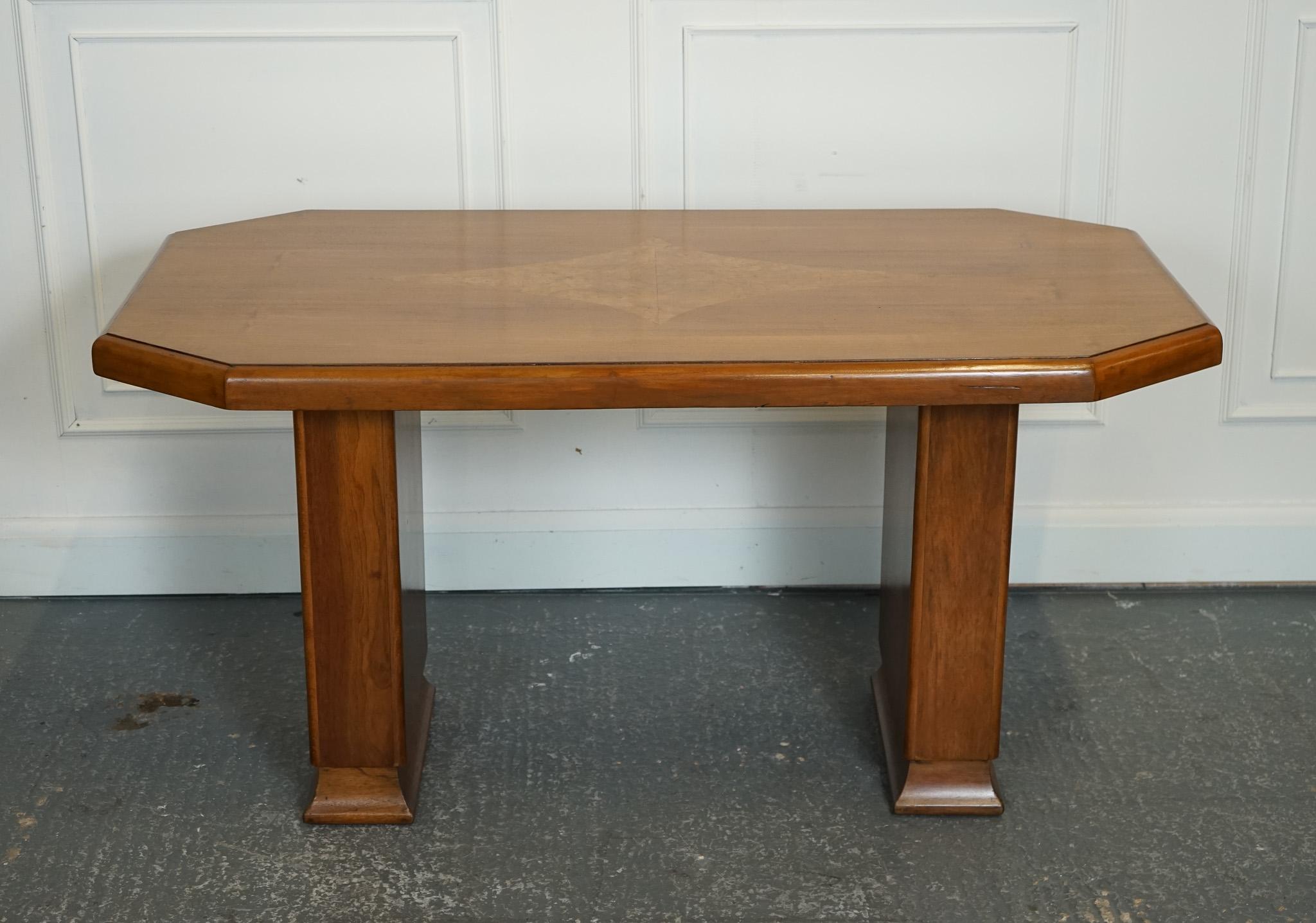 VINTAGE ART DECO WALNUT DINiNG TABLE 4 TO 6 PERSON J1 In Good Condition For Sale In Pulborough, GB