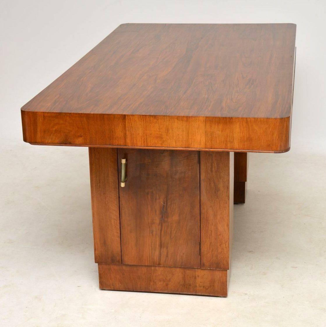 Vintage Art Deco Walnut Pedestal Dining Table In Excellent Condition In London, GB