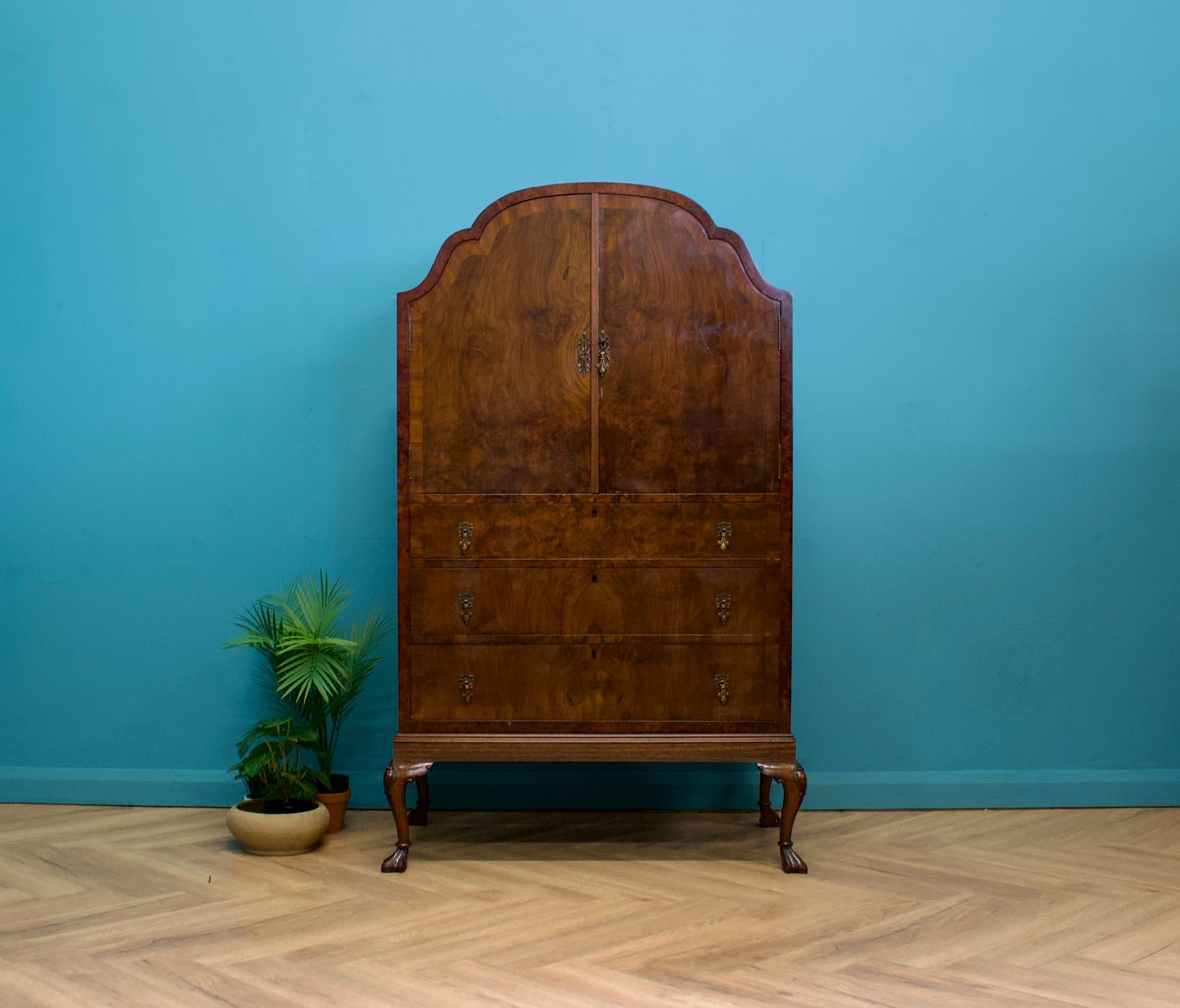An impressive quality 1930s Deco burr walnut linen cabinet from Waring and Gillow

Featuring an internal shelf and two drawers
Standing on beautifully carved Queen Anne style feet