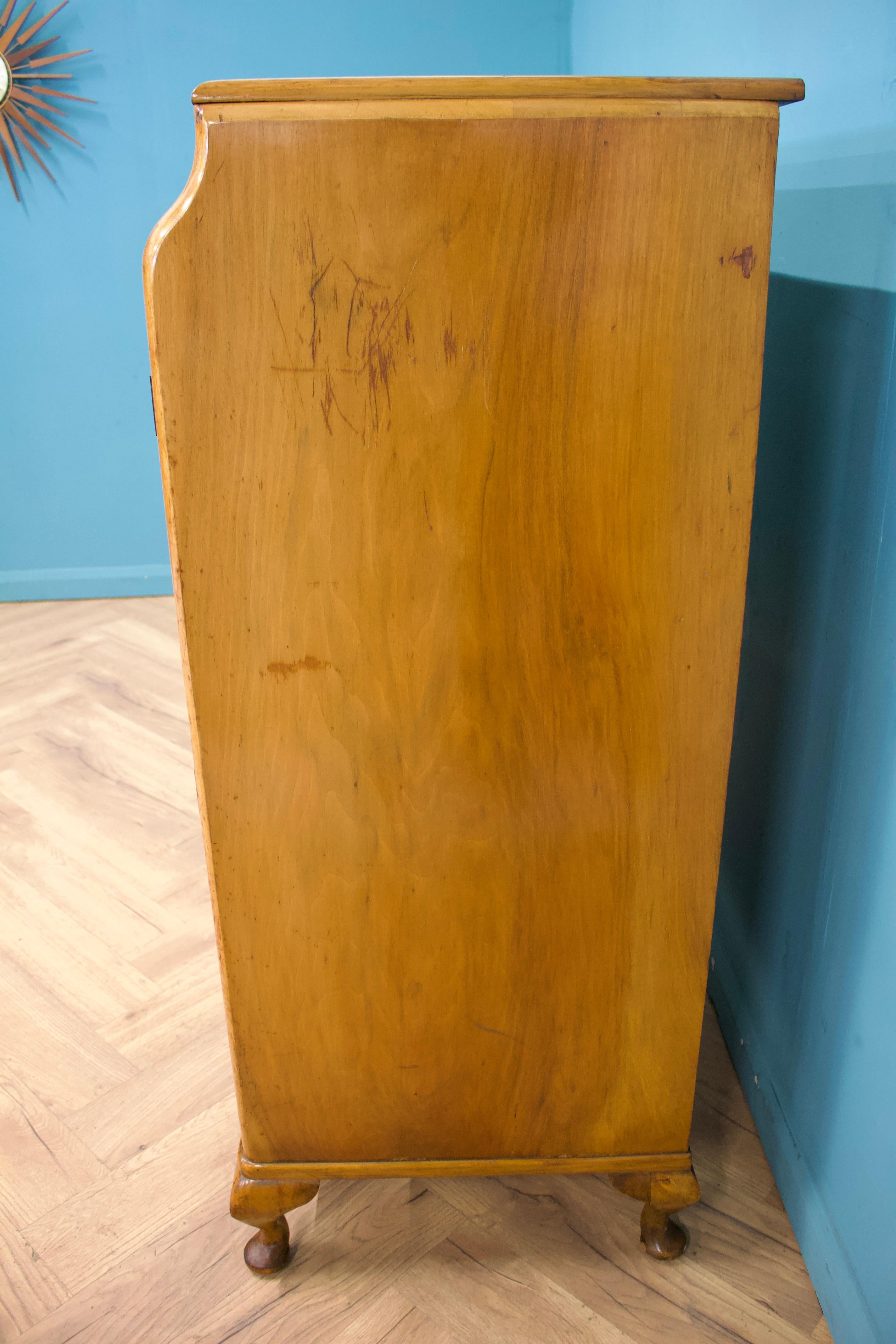 Vintage Art Deco Walnut Tallboy / Linen Cabinet Press, 1930s en venta 2