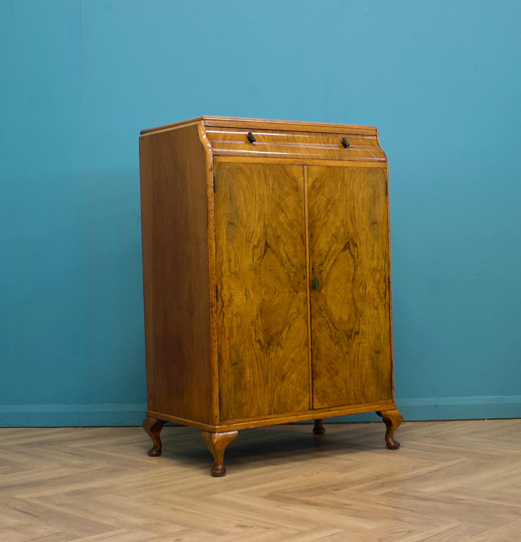 Vintage Art Deco Walnut Tallboy / Linen Cabinet Press, 1930s Art Decó en venta