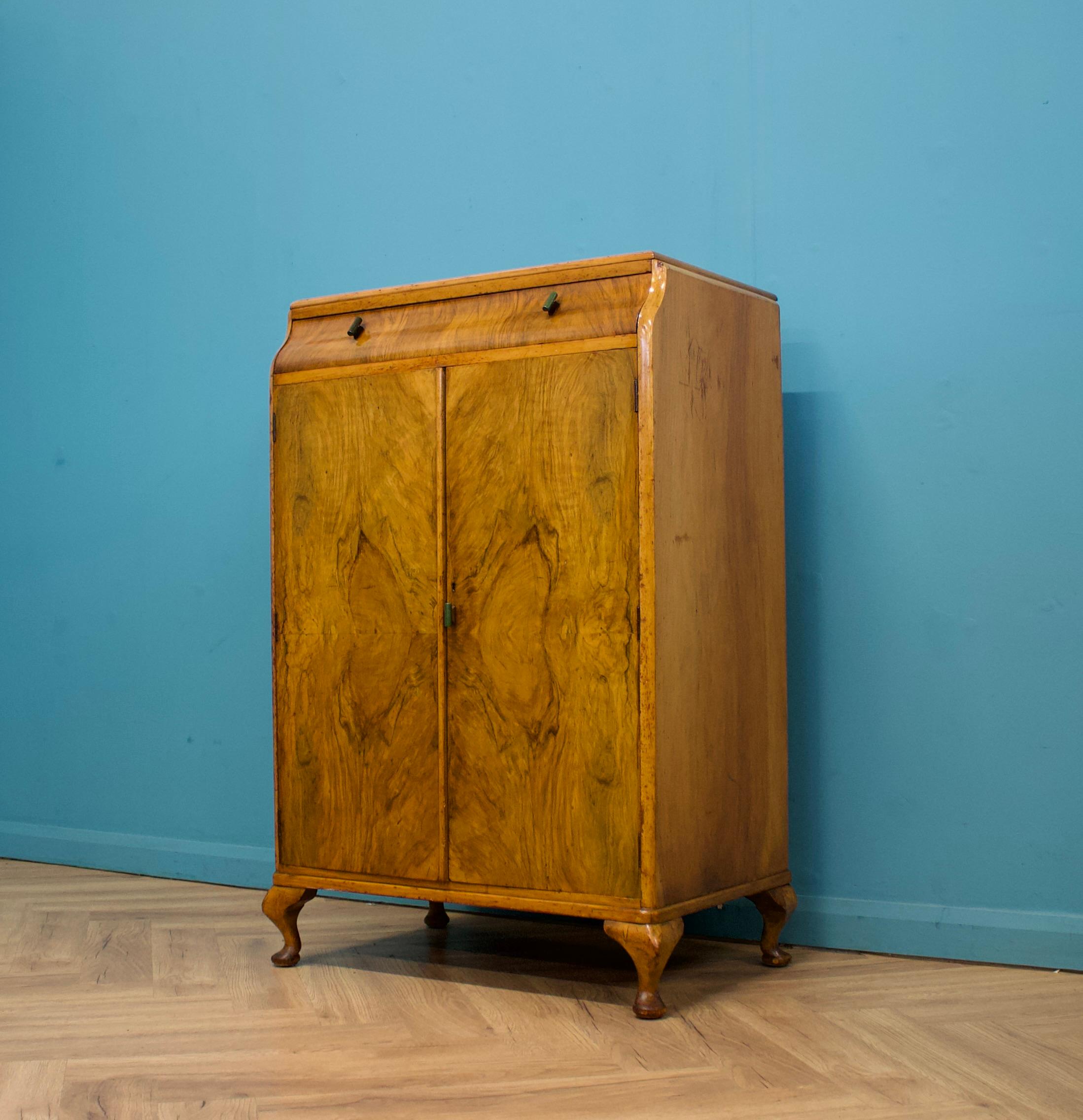 Vintage Art Deco Walnut Tallboy / Linen Cabinet Press, 1930s Británico en venta