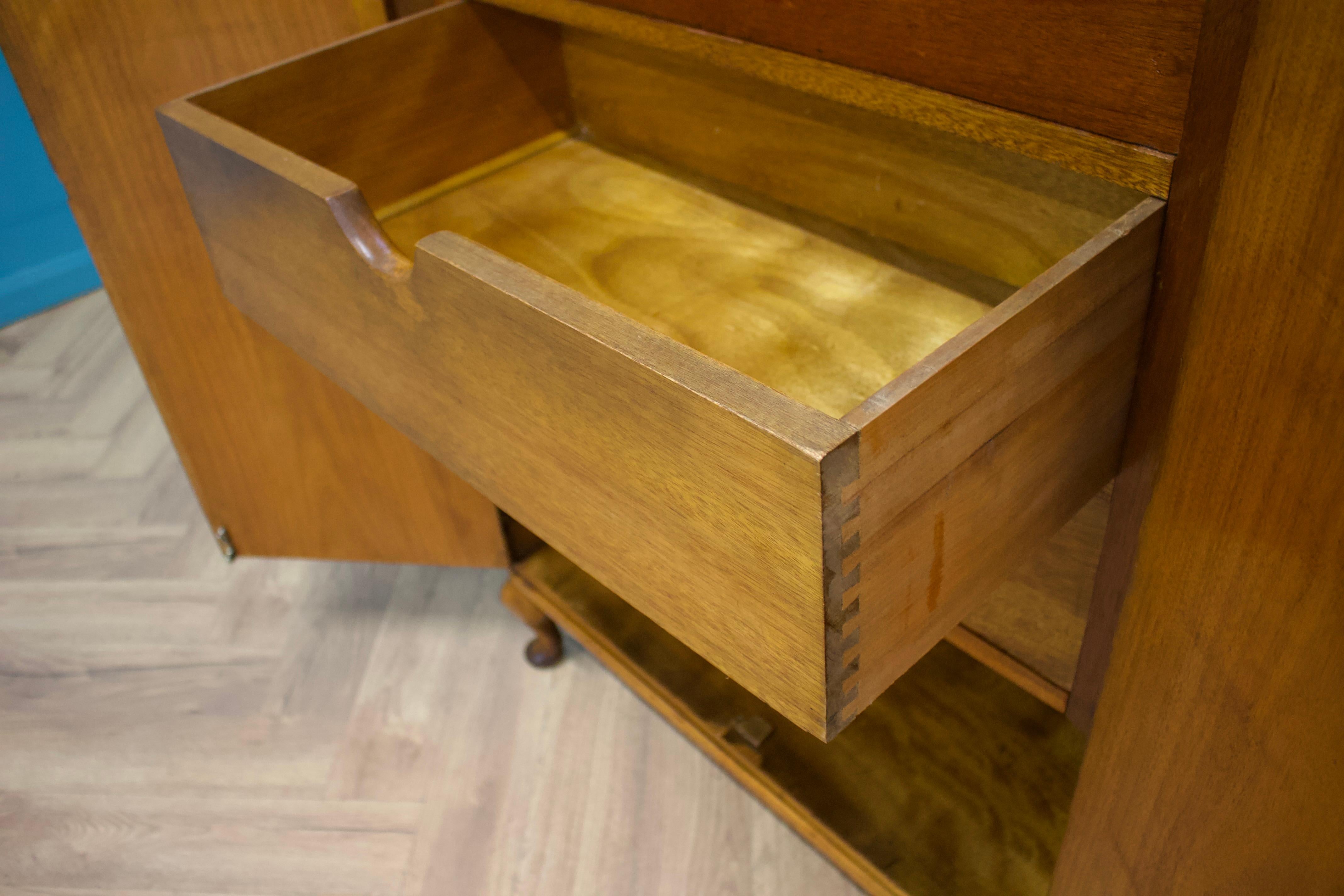 Vintage Art Deco Walnut Tallboy / Linen Cabinet Press, 1930s en Bueno estado para la venta en South Shields, GB