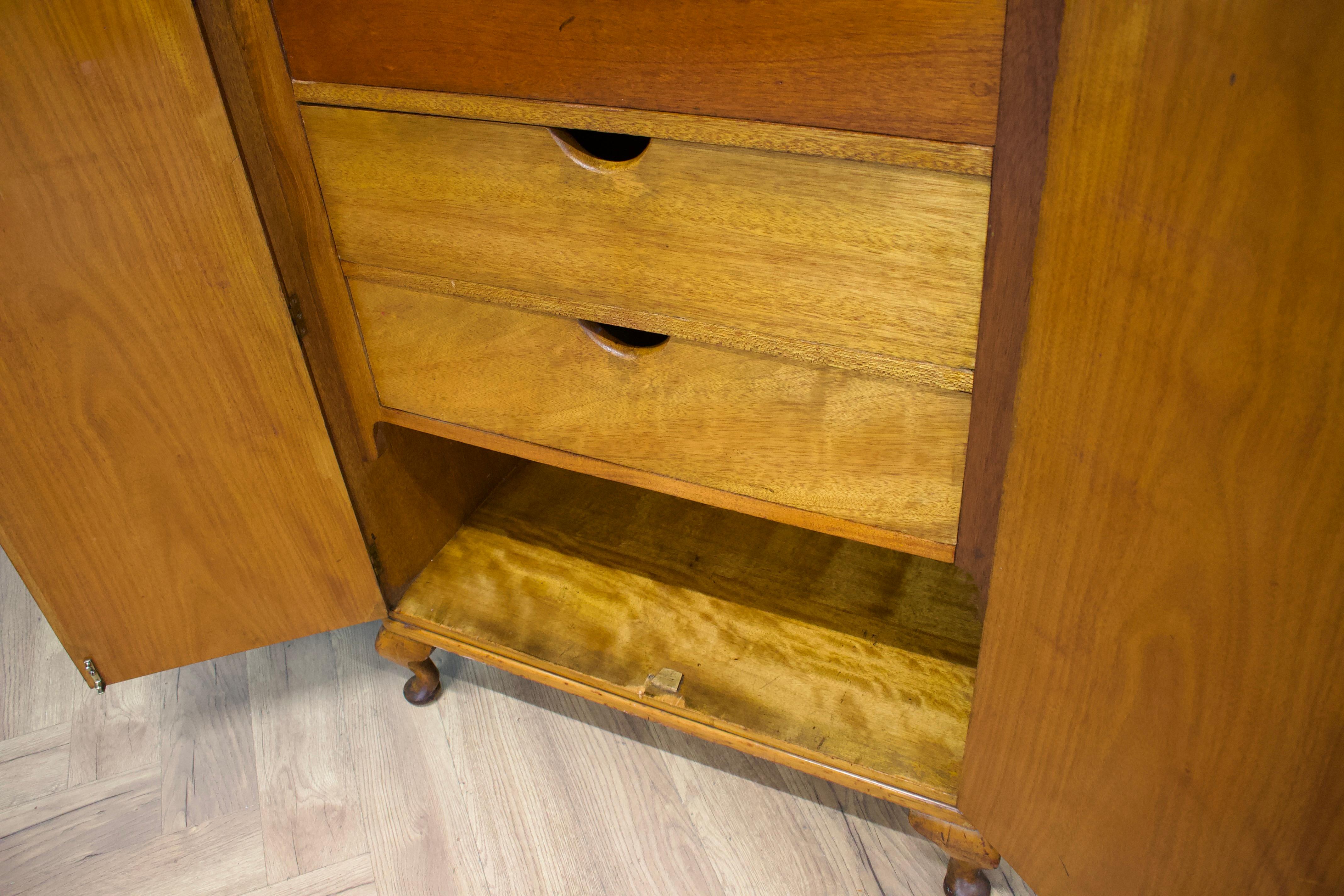 Vintage Art Deco Walnut Tallboy / Linen Cabinet Press, 1930s mediados del siglo XX en venta