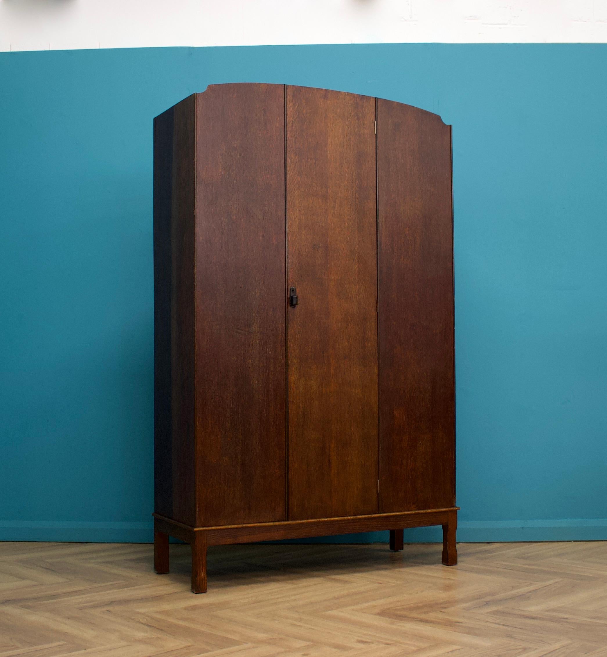 A beautiful quality vintage oak wardrobe, in the manner of Heals
Circa 1930s
Made by the quality furniture B Maggs and Co Bristol

Featuring a bakelite handle
Inside there are two clothes rails and a shelf

Part of a bedroom suite, each item is