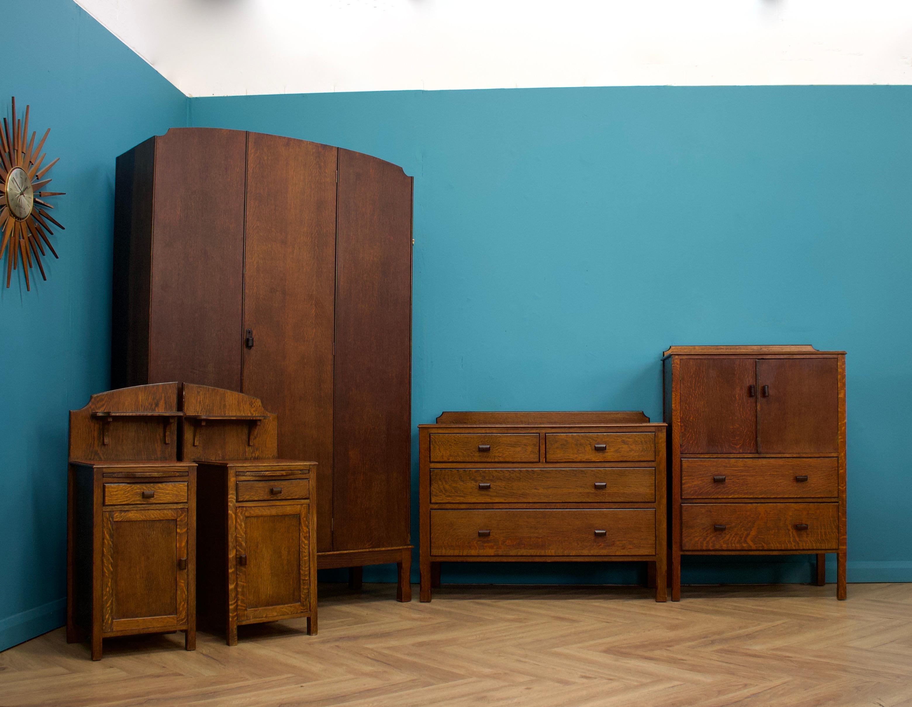 British Vintage Art Deco Wardrobe in Oak in the manner of Heals, 1930s