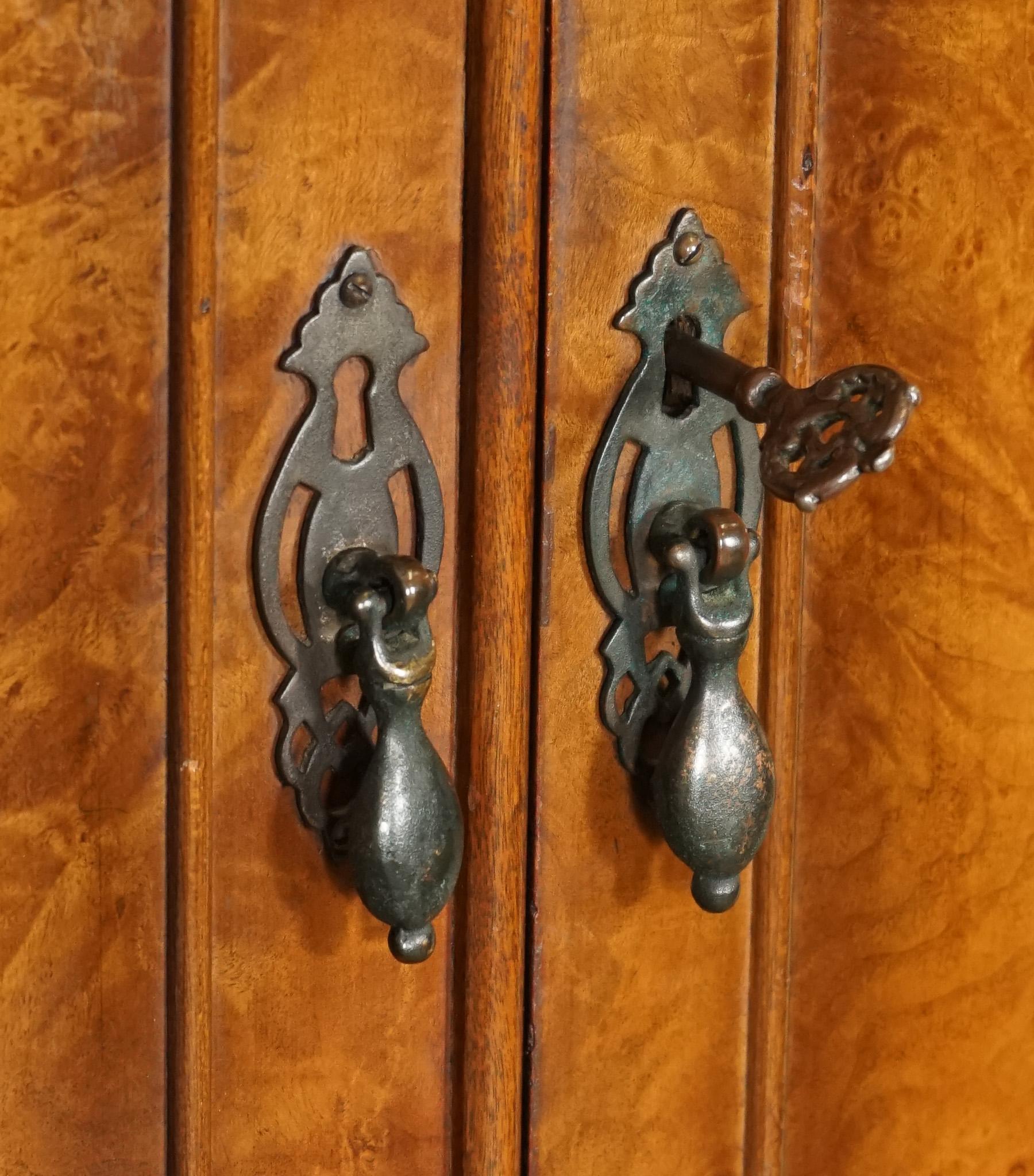 ViNTAGE ARTE DECO ARMARIO HECHO POR MAPLE & CO DOS CAJONES GRANDES PATAS DE REINA ANNE Nogal en venta