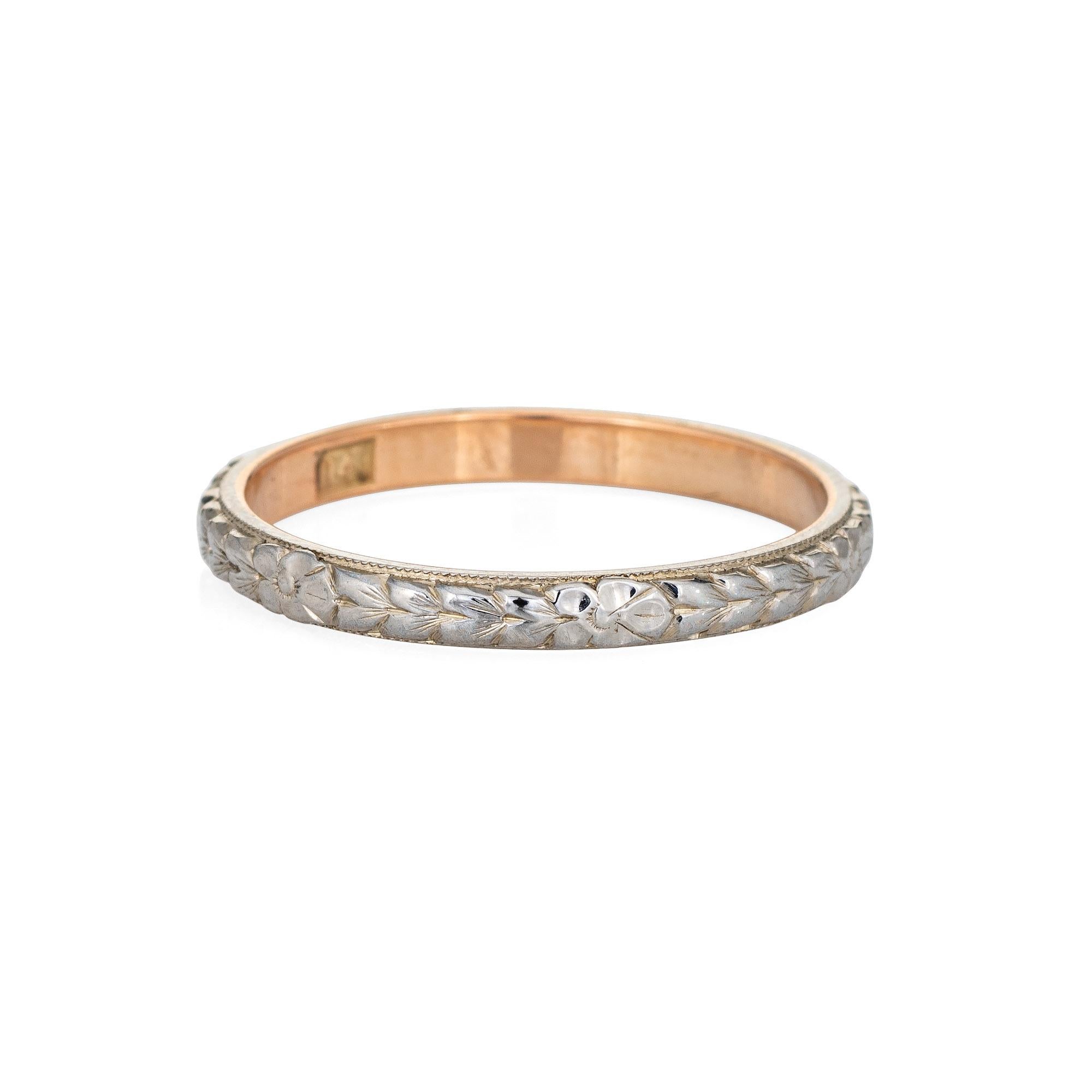 Fein detaillierte Vintage Art Deco Ehering (ca. 1920er bis 1930er Jahre) in 14k Weiß-und Gelbgold gefertigt. 

Der stilvolle Ring aus der Zeit des Art déco zeichnet sich durch ein florales und blattförmiges Muster aus, das sich rund um das Band