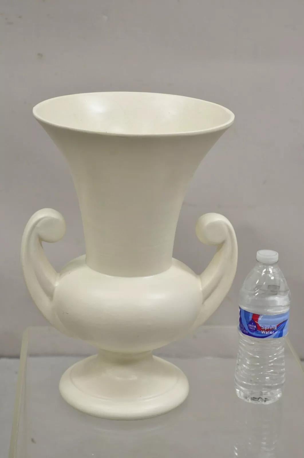 Vaso alto a due manici in ceramica smaltata bianca Art of Vintage. Circa metà del XX secolo. Misure: 15