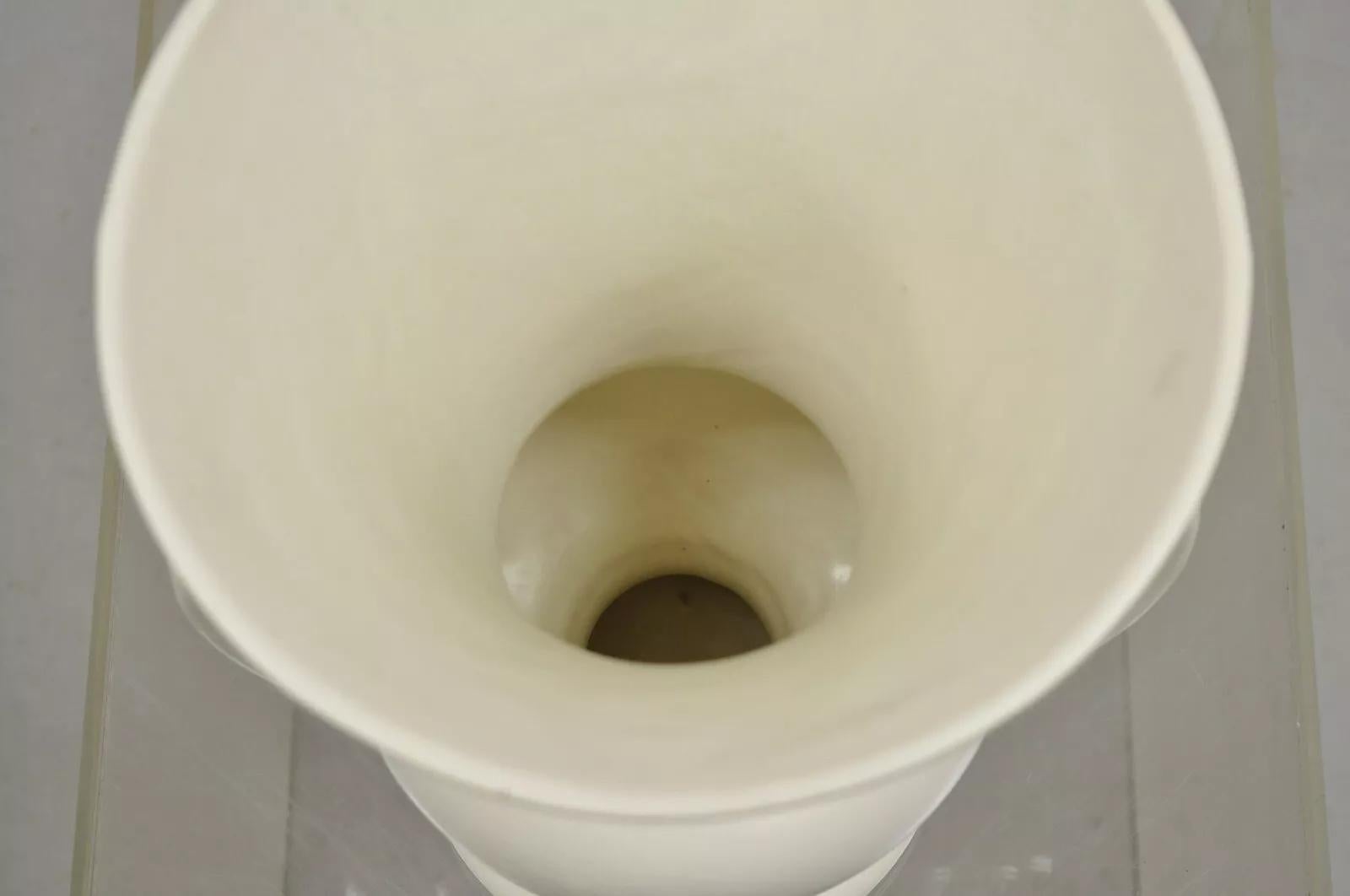 Sconosciuto Vaso d'epoca Art Deco in ceramica smaltata bianca alto 15