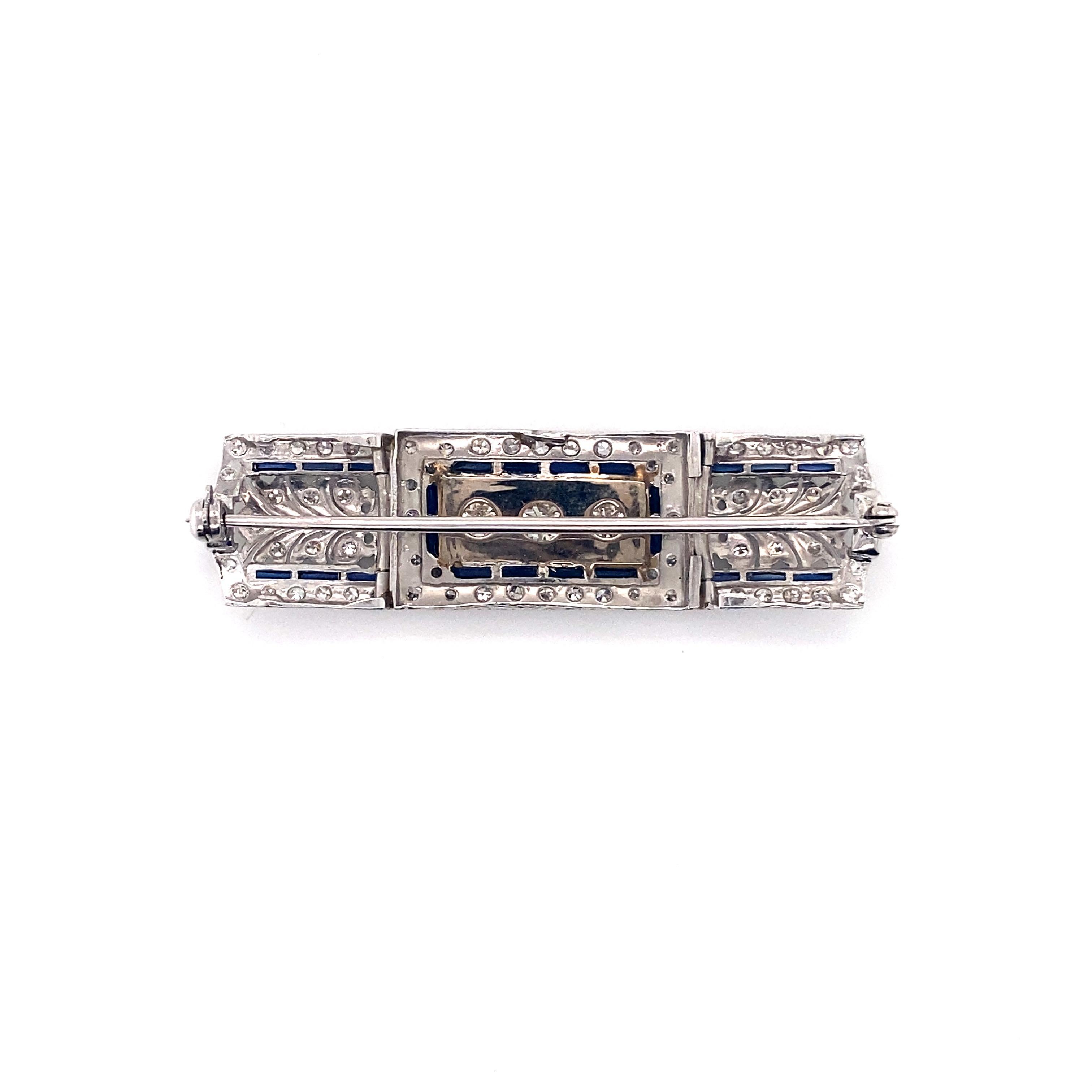 Als exquisites Beispiel für die Eleganz des Art déco stammt diese Vintage-Nadel aus Platin aus dem frühen 20. Jahrhundert. Das Herzstück ist ein prächtiges Trio aus Diamanten im Altminenschliff mit einem Gesamtgewicht von etwa 1,00 Karat. Diese drei