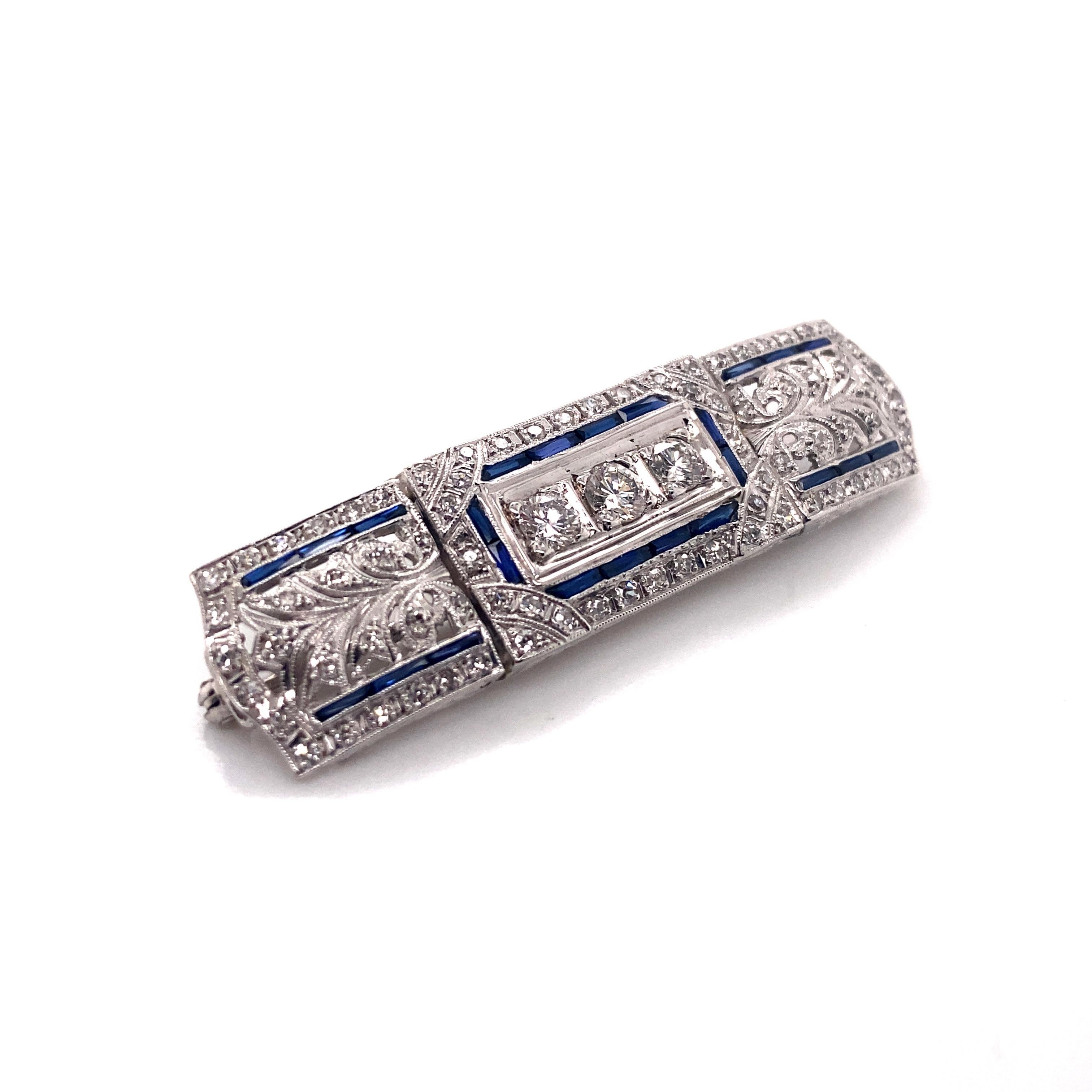 Anstecknadel aus Platin mit Diamanten und Saphiren im Art déco-Stil (Rundschliff) im Angebot
