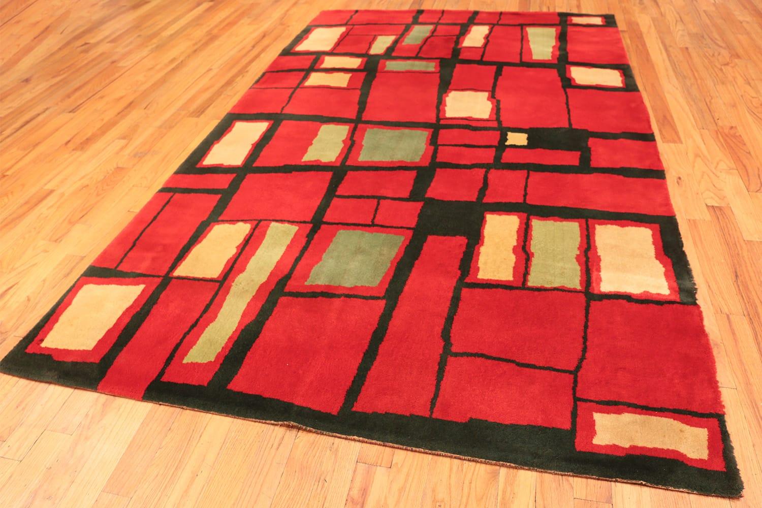 Vintage Art Deco rug, Origin Country: England, circa early 20th century. Size: 6 ft 7 in x 10 ft 2 in (2.01 m x 3.1 m)

This unabashedly modern vintage rug captures the zeitgeist of the art deco movement, which grabbed the world’s attention in the