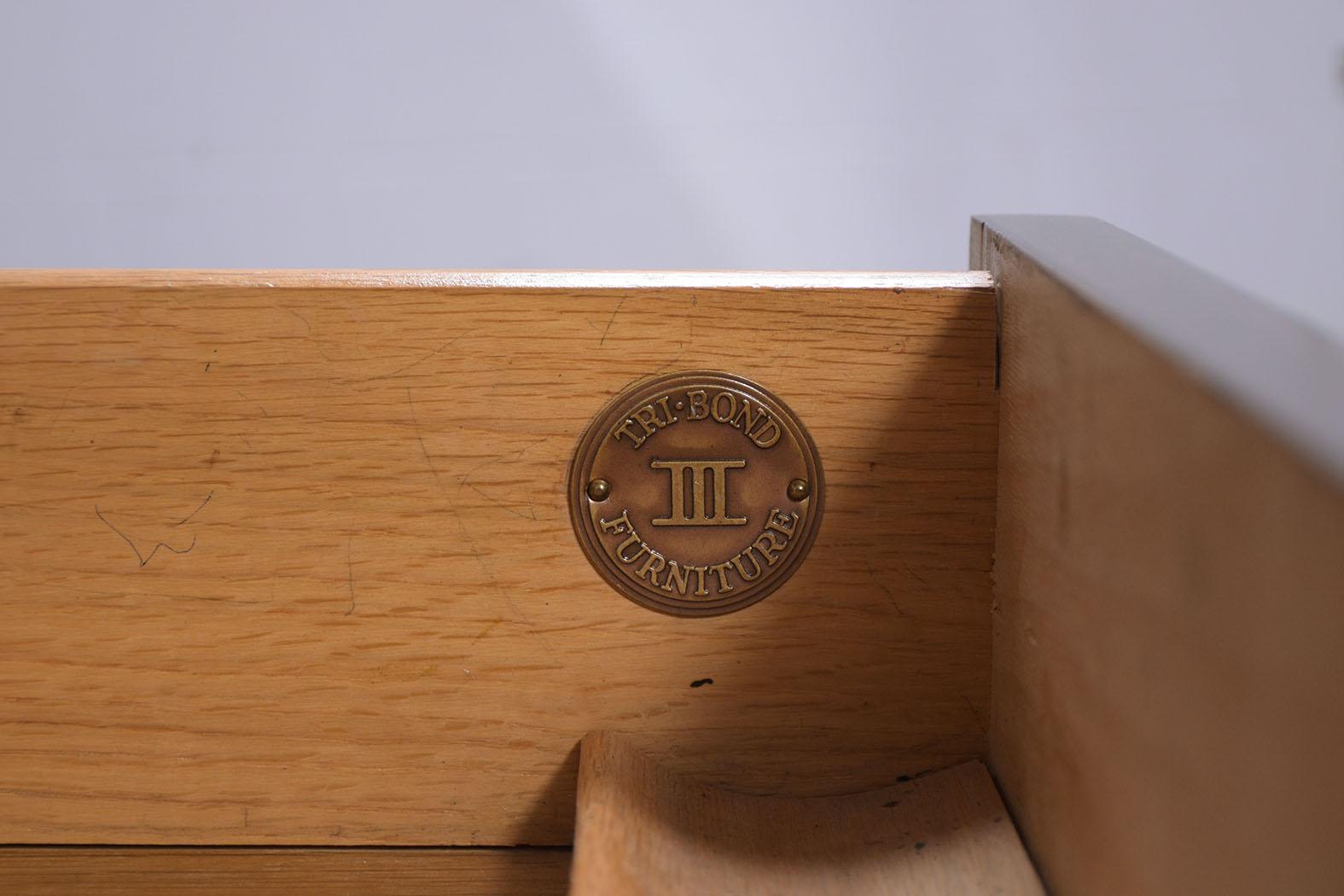 The Pedestal-Schreibtisch im Art Deco-Stil der 1950er Jahre in Nussbaum und Ebonisierung mit Messing-Akzenten im Zustand „Gut“ im Angebot in Los Angeles, CA
