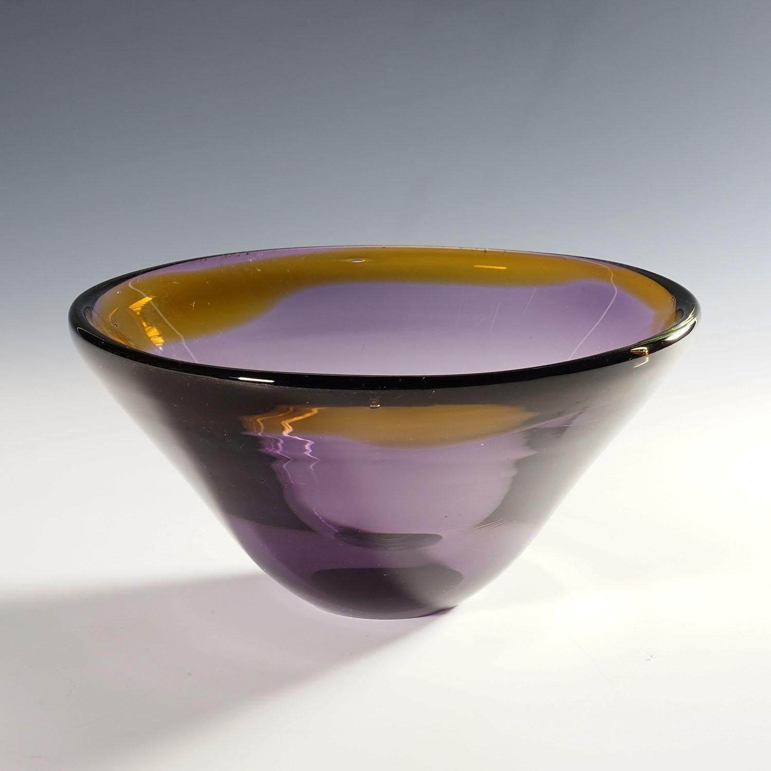 Vintage Art Glas Bowl by Willy Johannsen for Hadeland (attr.) 1957

A vintage art glass bowl most probably manufactured by Hadeland Glassworks and designed by Willy Johansson in 1957. Thick purple glass with a orange glass layer on the rim. The bowl