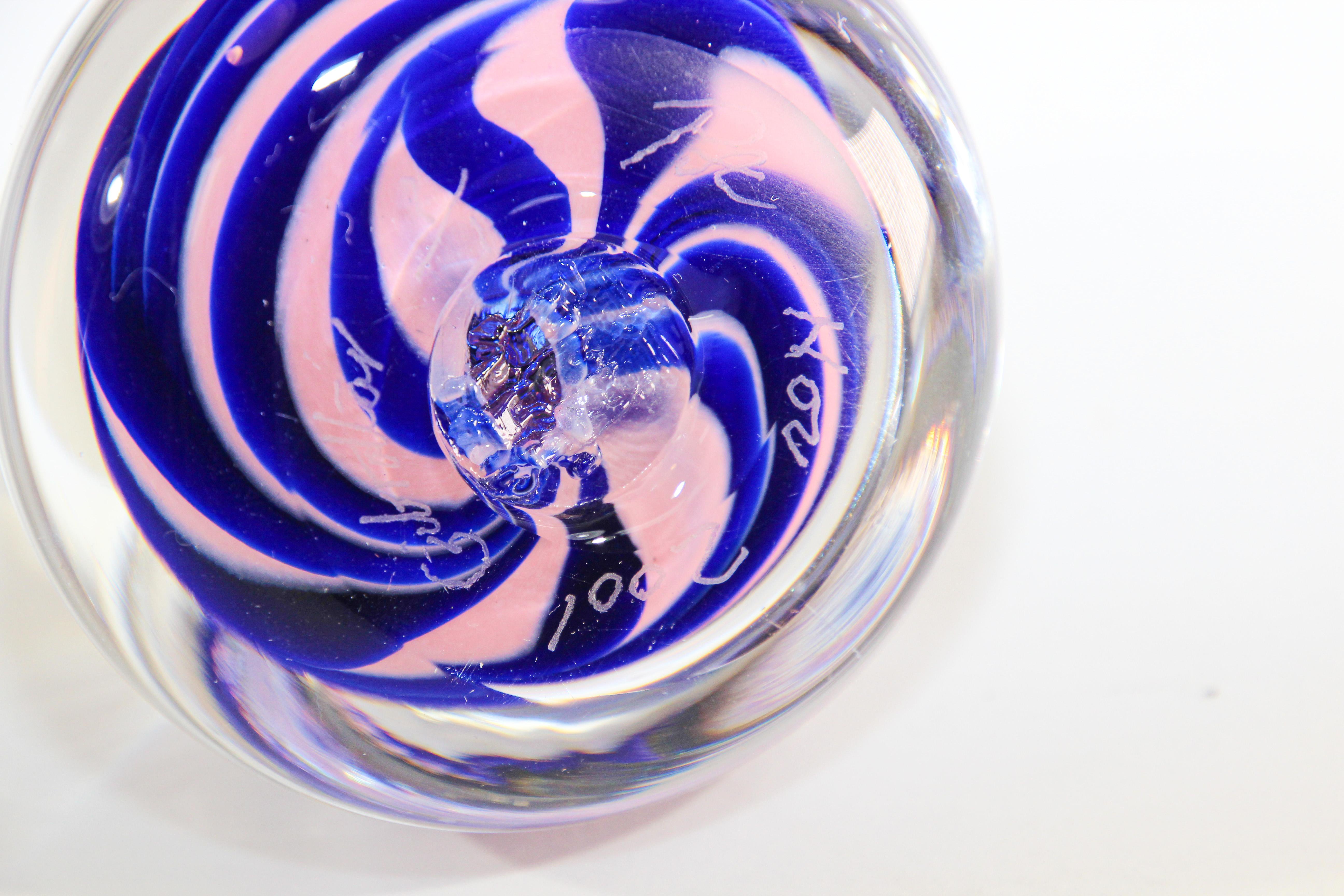 Art Glass Paperweight Abstract Modern Art Design Blue and Pink In Good Condition For Sale In North Hollywood, CA