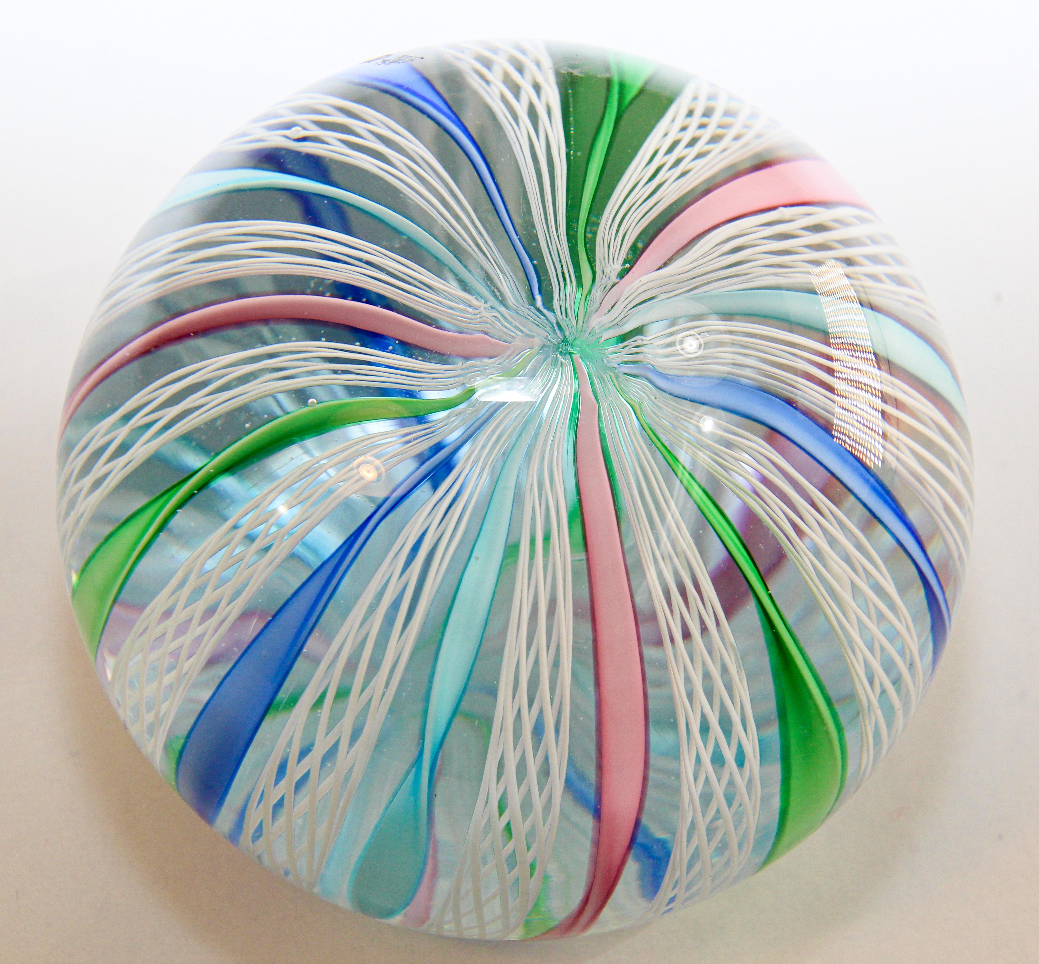 Vintage Fratelli Toso Murano Ribbons Italian Decorative Paper Weight Swirl Desig In Good Condition In North Hollywood, CA