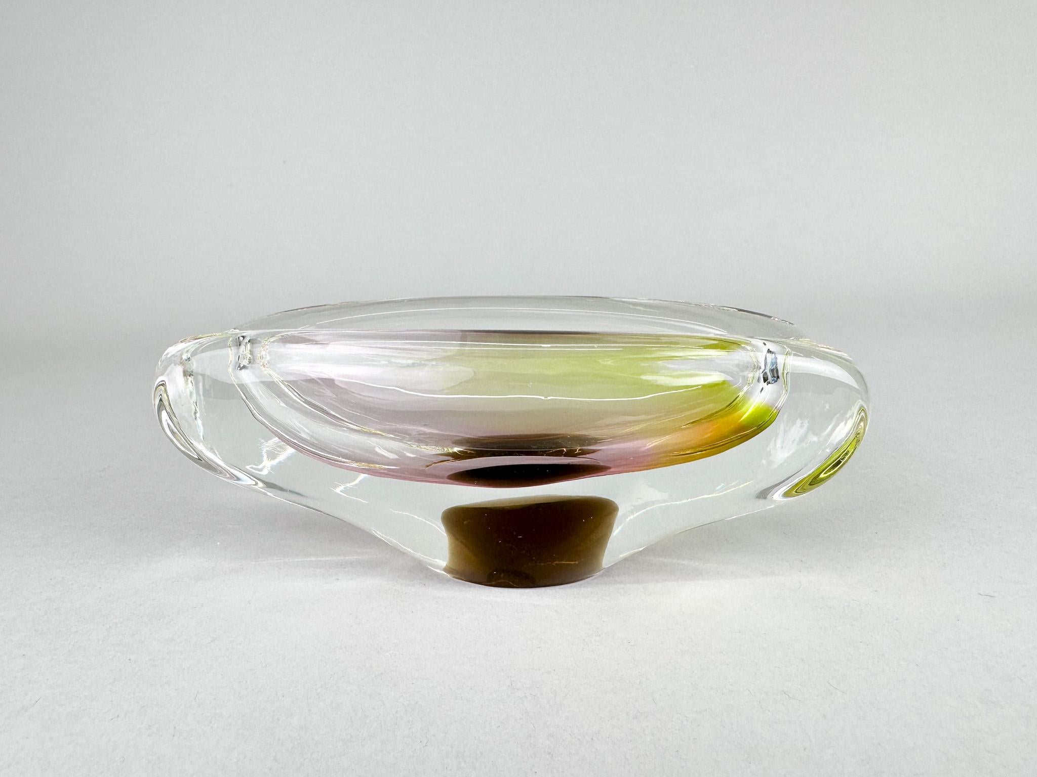 Il grazioso posacenere in vetro pesante è stato disegnato da Josef Hospodka all'inizio della seconda metà del XX secolo e realizzato dalla Glassworks Chribworks. È uno splendido oggetto decorativo. Buone condizioni vintage.