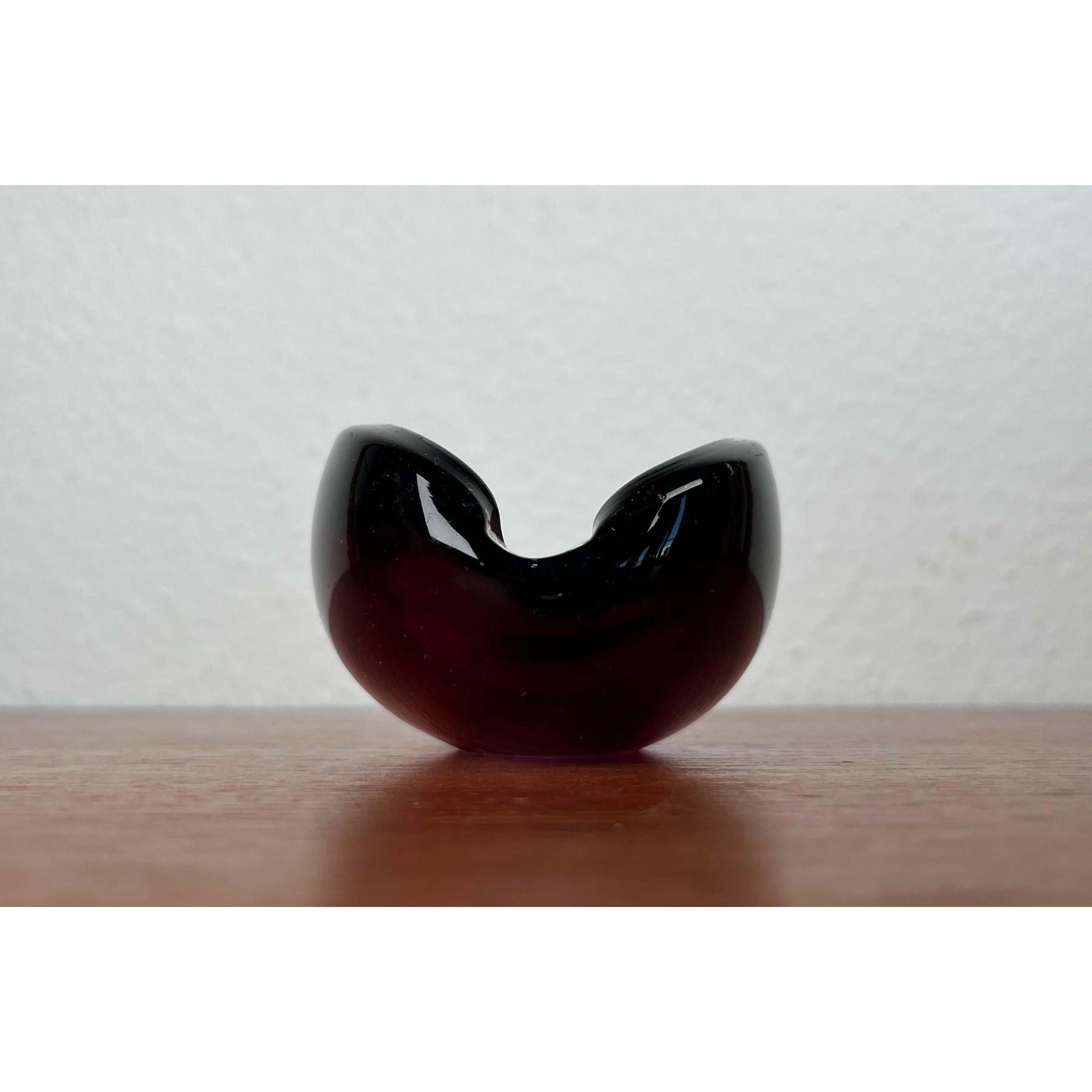 Cenicero vintage de vidrio artístico en rojo, años 70 en venta 6