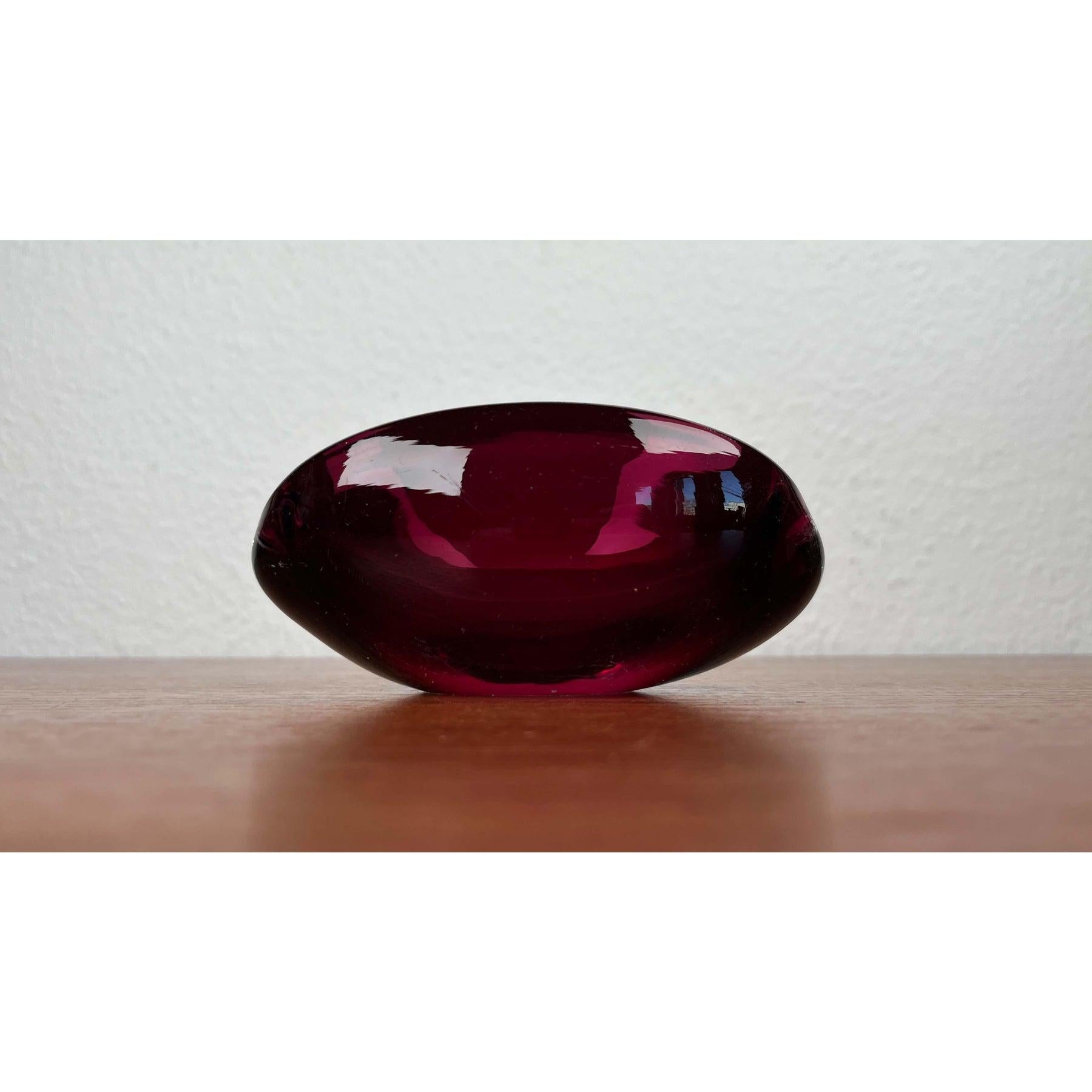 Cenicero vintage de vidrio artístico en rojo, años 70 en venta 7