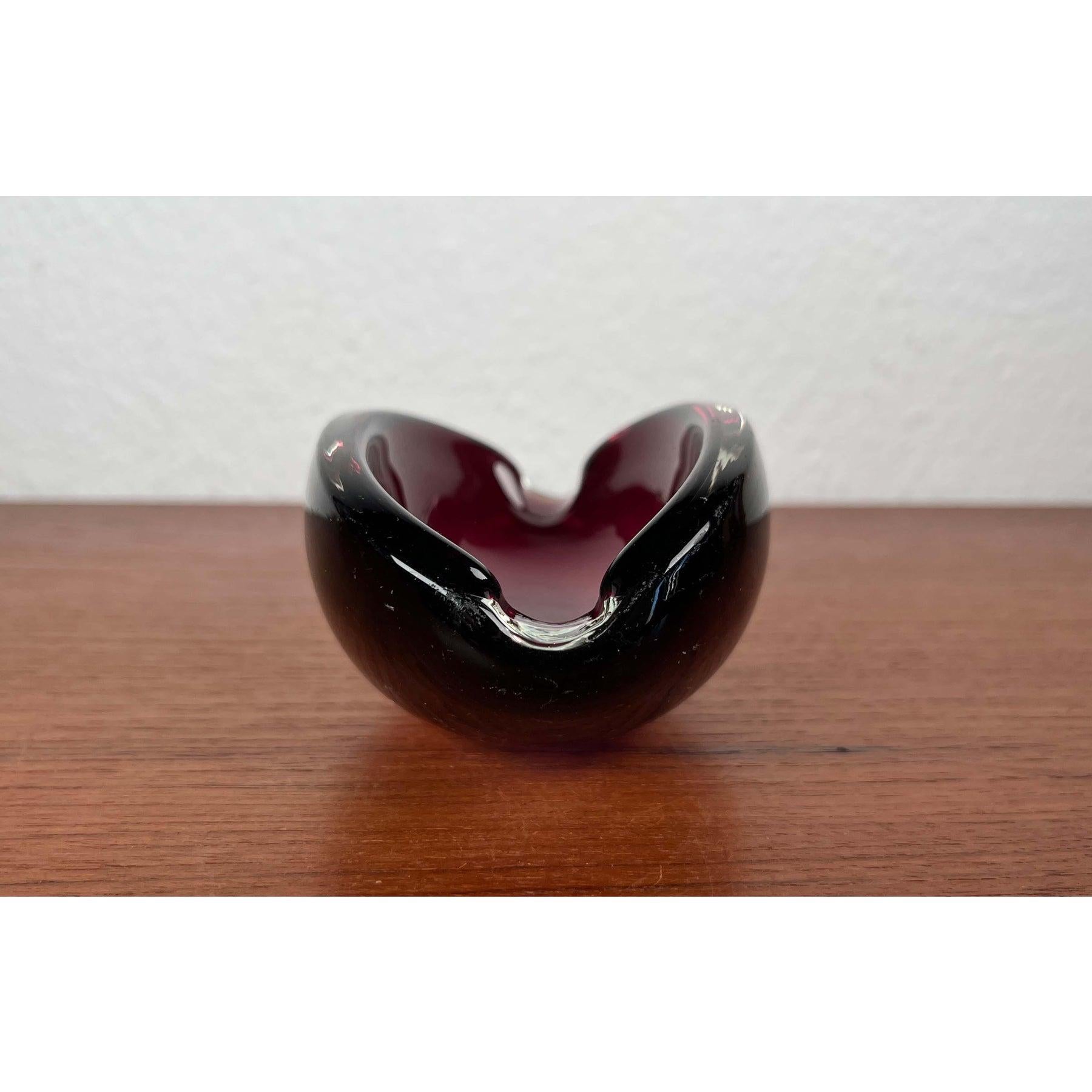 Cenicero vintage de vidrio artístico en rojo, años 70 en venta 8