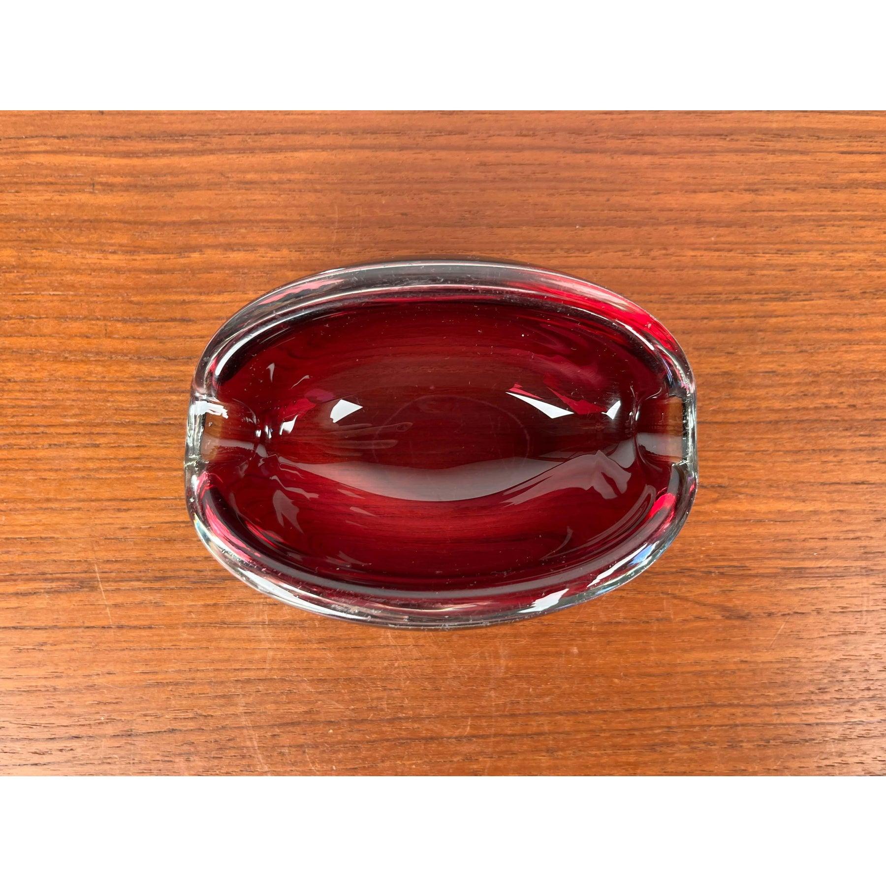 Cenicero vintage de vidrio artístico en rojo, años 70 en venta 9