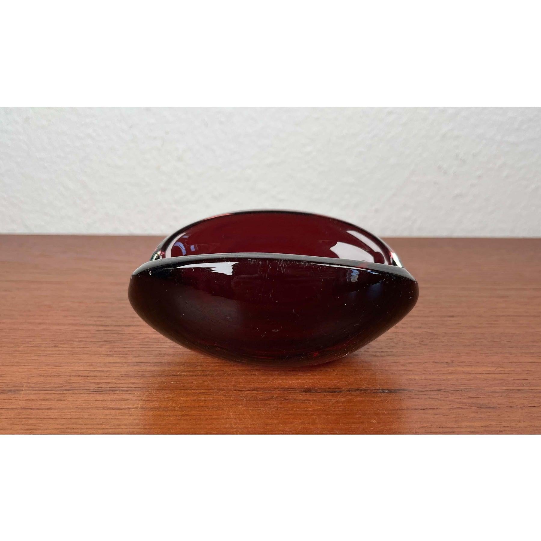 Cenicero vintage de vidrio artístico en rojo, años 70 en venta 10