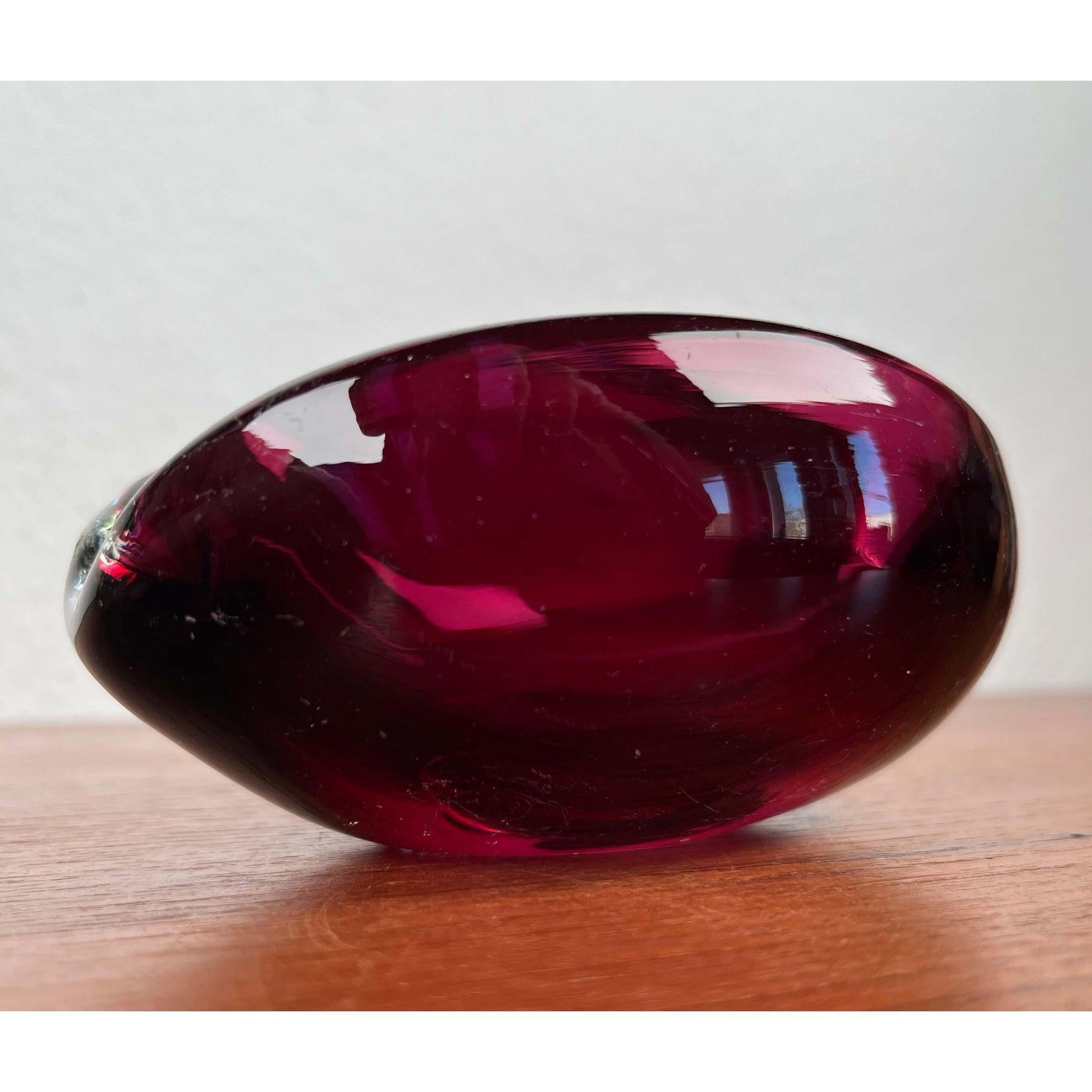 Cenicero Vintage Art Glass, años 70, en muy buen estado. Diseñado de 1970 a 1979

Más información:
Materiales: Vidrio
Color: Rojo
Periodo: 1970s
Tipo de artículo: Vintage, Antiguo o de segunda mano
Dimensiones: 4,72ʺAN × 3,15ʺD × 1,97ʺH
Estado: